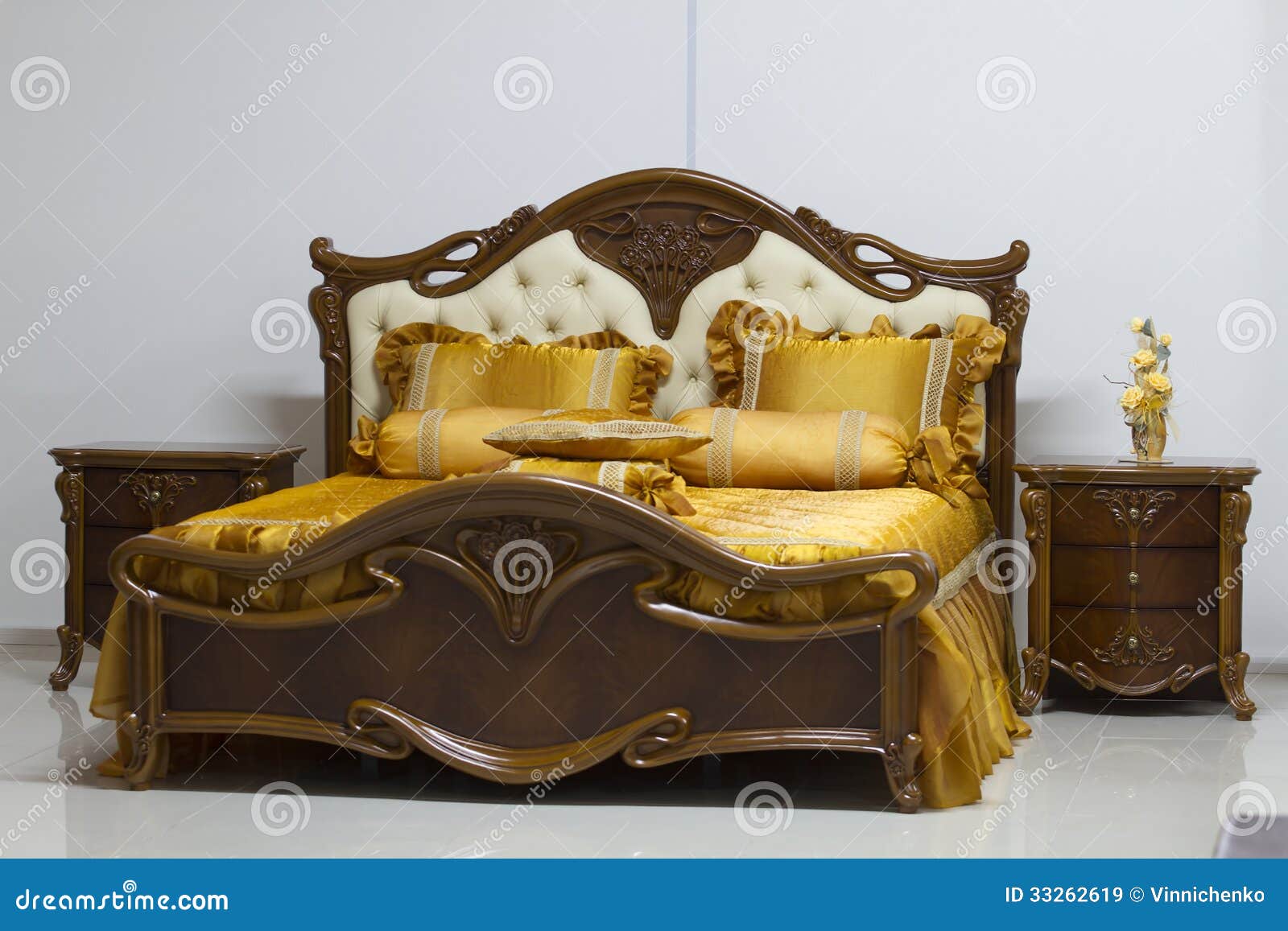 Ein Grosses Bett Im Schlafzimmer Stockbild Bild Von Schlafzimmer Bett