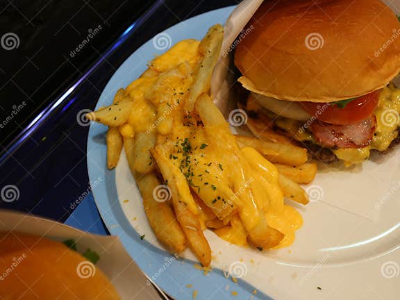 Ein Hausgemachter Hamburger, Der in Korea Verkauft Wird. Stockfoto ...