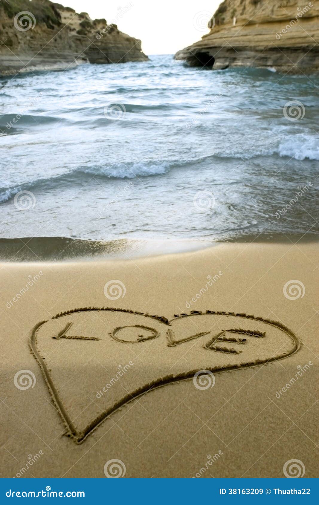 Ein Herz Das In Den Sand Auf Dem Strand Mit Buchstaben Gezeichnet Wird Lieben Stockbild Bild Von Lieben Herz