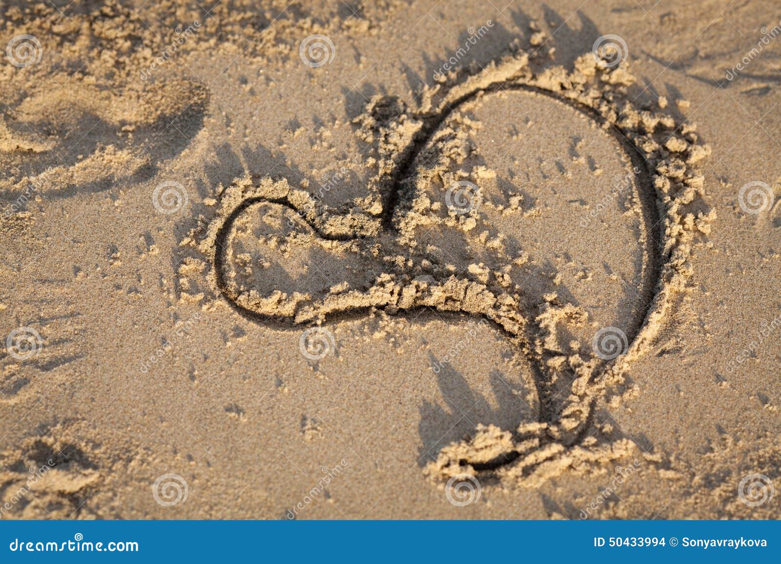 Ein Herz Im Sand Auf Sonnenuntergang Stockfoto Bild Von Sand Herz