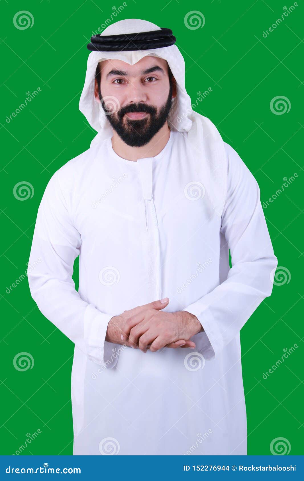 Ein Hbscher Arabischer Mann Stehend Und Lchelndes Tragendes