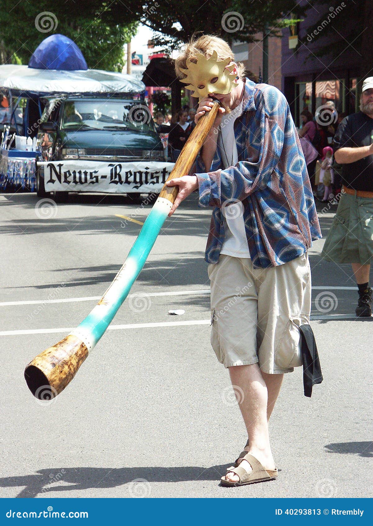 Ein Junger Mann in Einer Parade, Die Ein Australisches Horn Durchbrennt