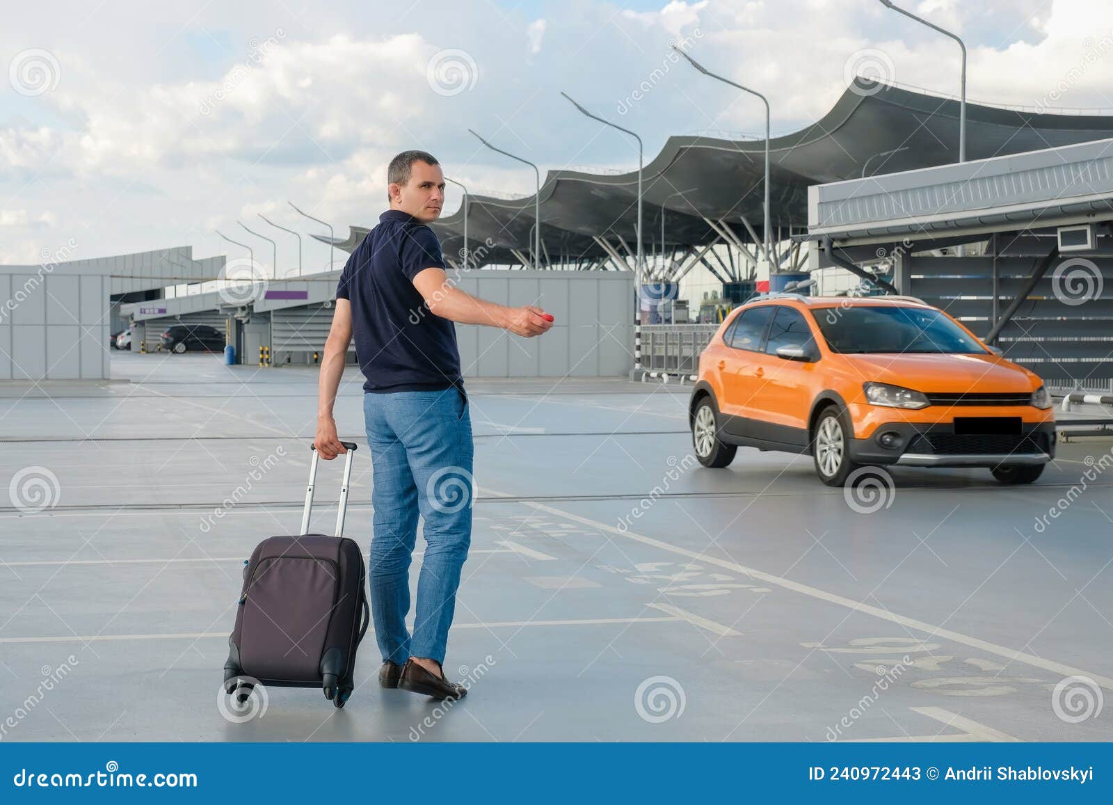 Ein Junger Mann Mit Koffer Und Einem Schlüssel Für Das Auto in