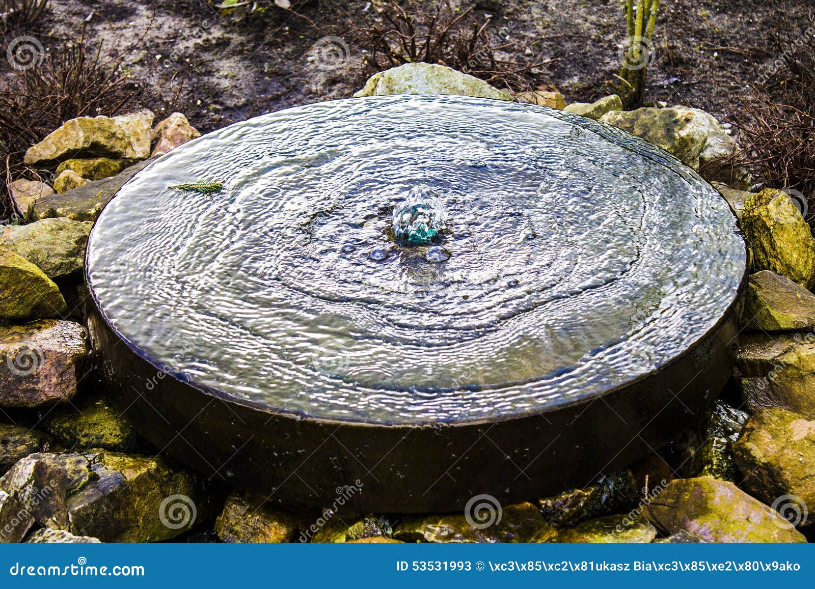 Ein Kleiner Brunnen Im Garten Stockbild Bild von recht, gärten 53531993