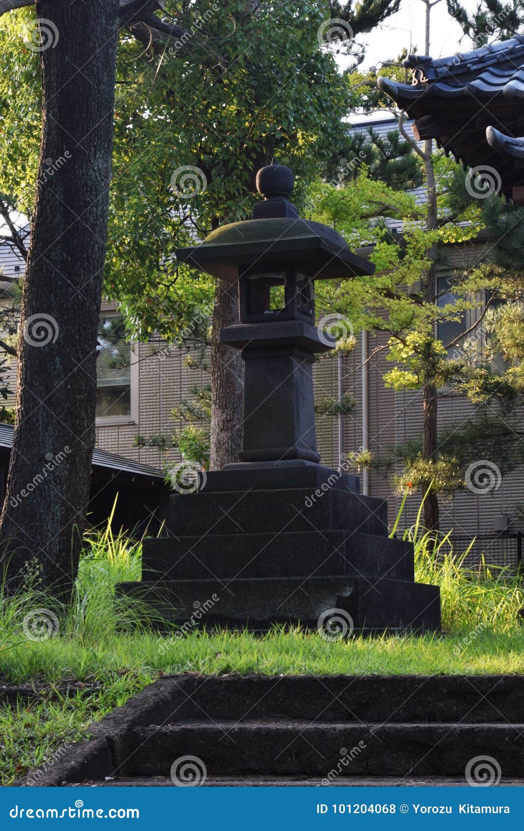 Ein kleiner shintoistischer Schrein. Japaner besuchen häufig shintoistischen Schrein, um zur Hauptsicherheit und zu den Wünschen zu beten