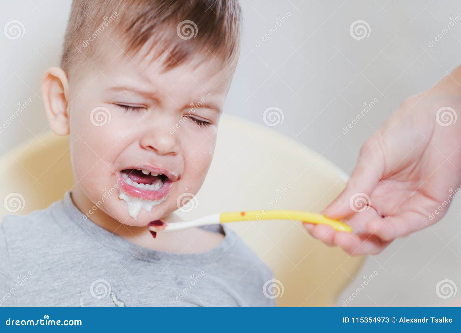 Дети кушают и плачут. Кричащий ребенок с ложкой. Ребенок ест и плачет. Ребенок плачет отказывается есть. Ребенок плачет и ест с ложки.