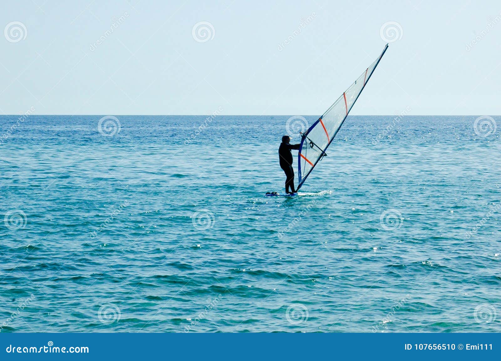 Ein Kleines Segelboot Auf Hoher See Redaktionelles Bild - Bild von