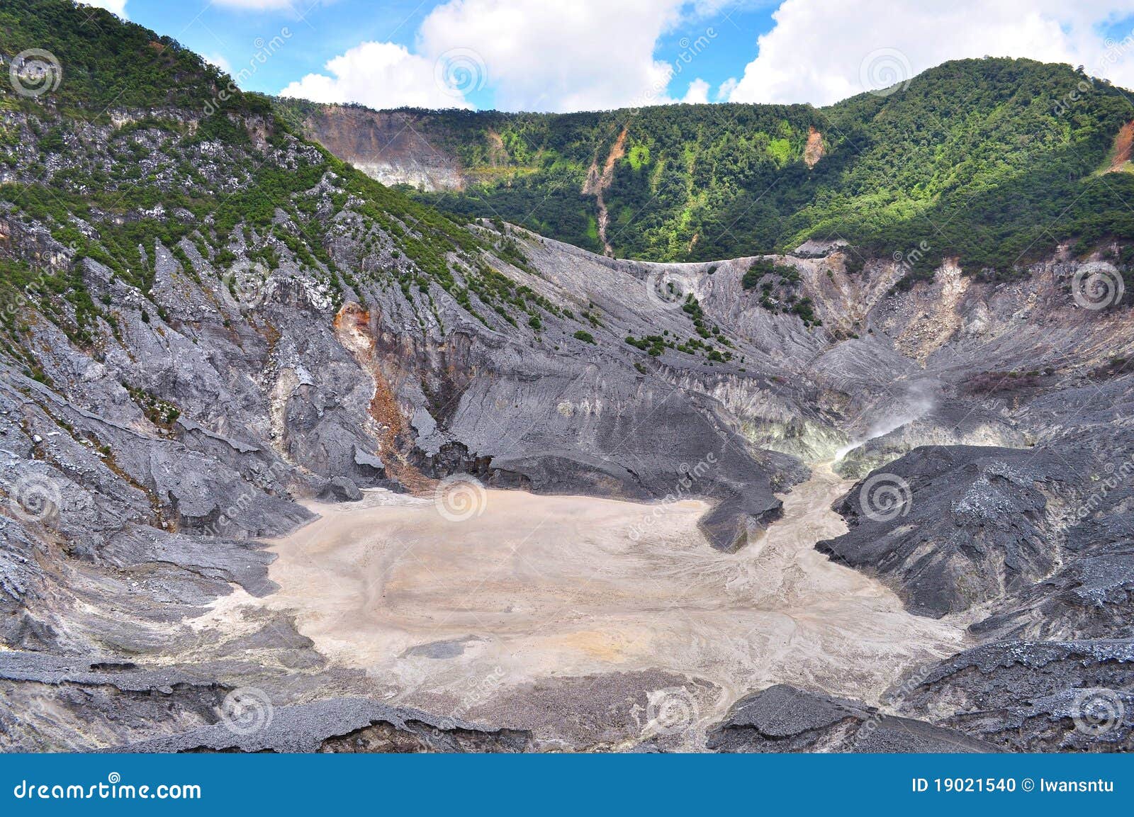 Ein Krater an der Montierung Tangkuban Parahu. Szenische Ansicht eines Kraters Tangkuban Parahu an der Montierung. Tangkuban Parahu (buchstäblich Mittel gekentertes Boot) ist ein berühmter Ort von Zinsen an Westjava Indonesien