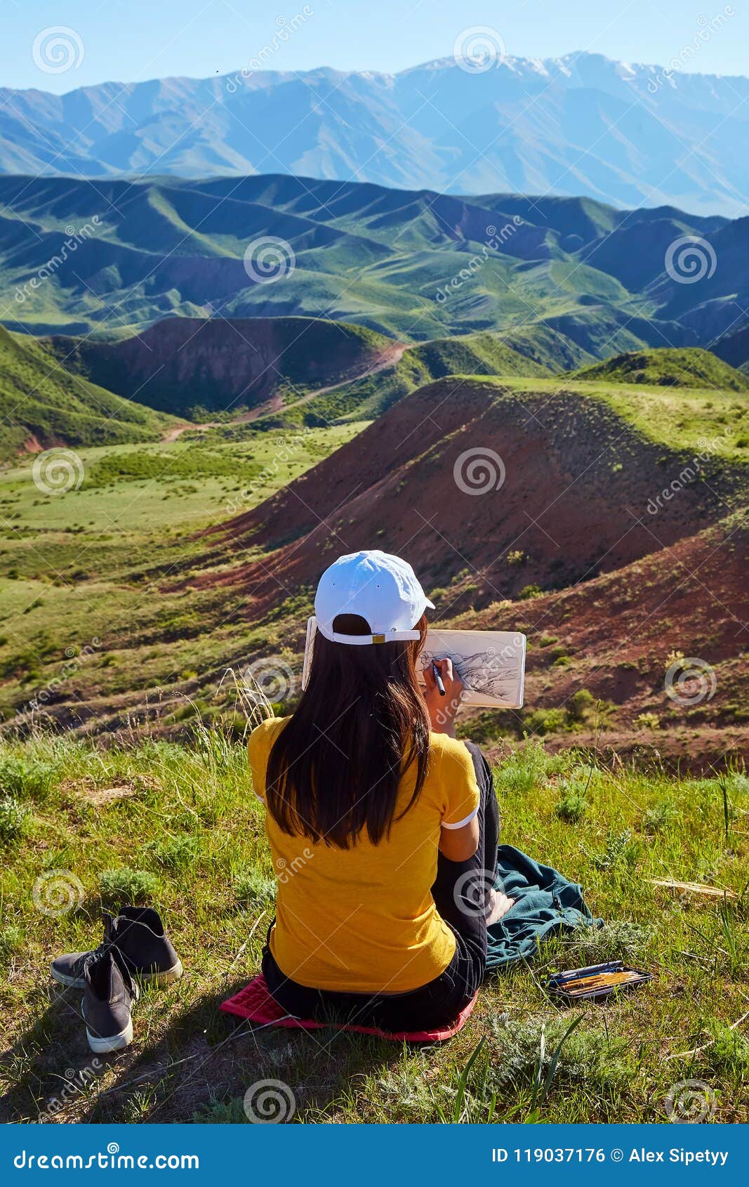 Ein Madchen Im Hintergrund Von Den Bergen Die Eine Landschaft Zeichnen Sitzt Mit Seinem Zuruck Draussen Malen Kazakhstan Grosse Be Stockfoto Bild Von Landschaft Bergen