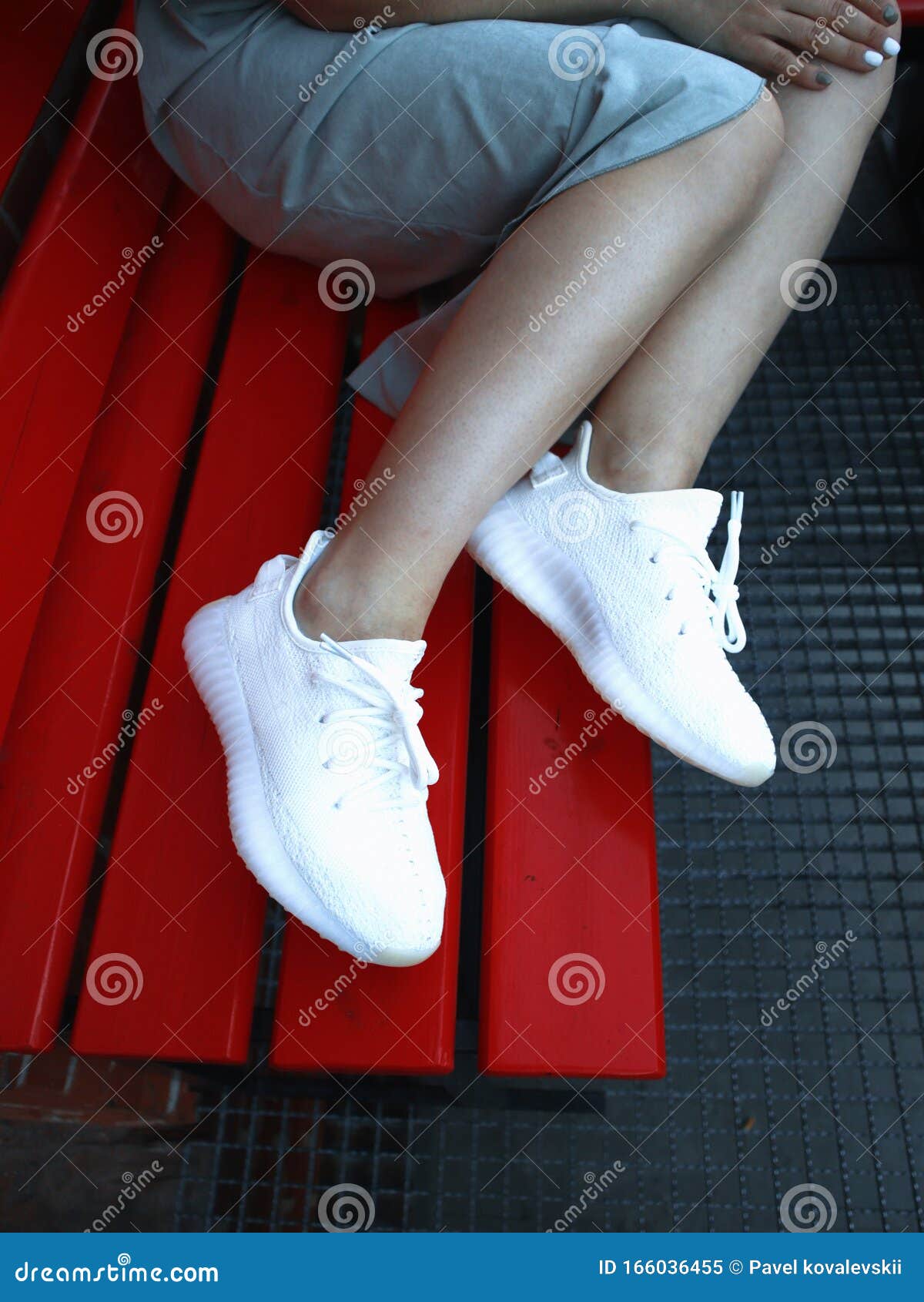 Ein Mädchen in Kleidung in Weißen Adidas Sneakers Yeezy Boost 350 V2  Redaktionelles Bild - Bild von moskau, getrennt: 166036455
