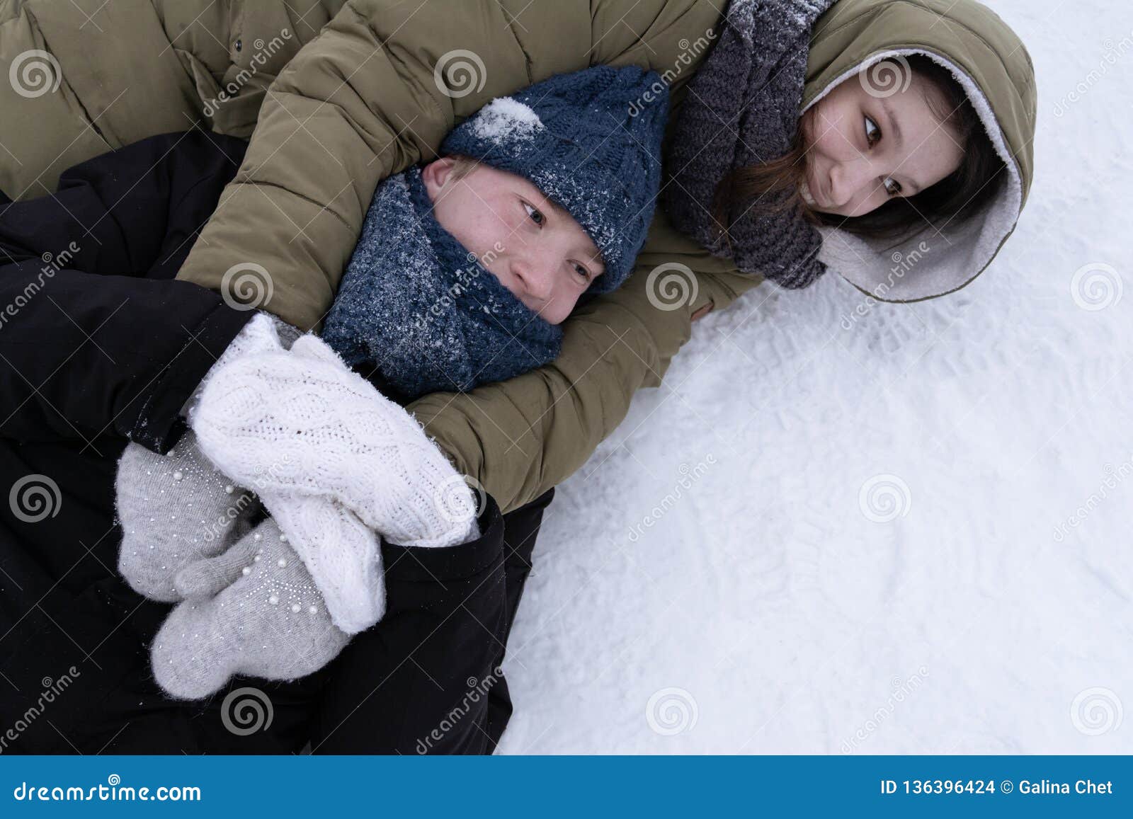 Ein Madchen Mit Einem Kerl Der Im Schnee Sich Walzt Und Sich Umarmt Stockfoto Bild Von Antriebe Geliebter 136396424