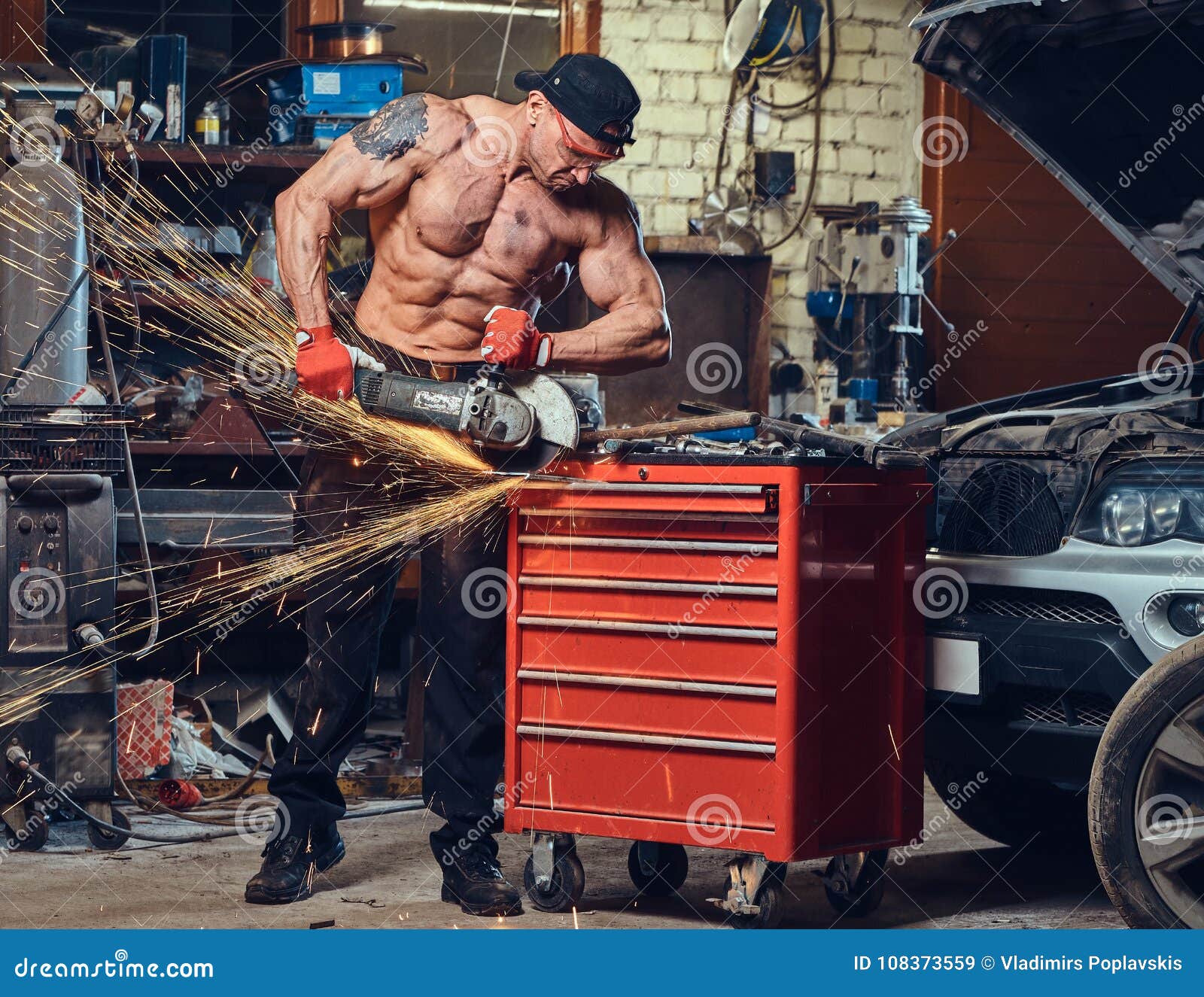 Ein Mann in einer Garage stockbild. Bild von ausrüstung - 108373559