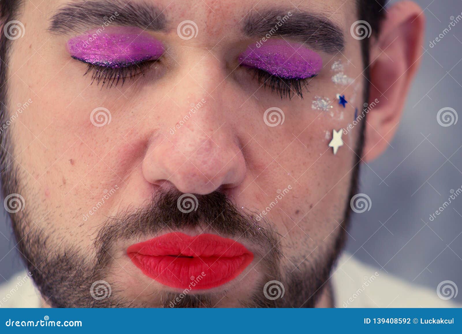 Ein Mann Mit Bilden Er Ist Rote Lippen Und Bart Transgender Stockfoto Bild Von Rote Transgender