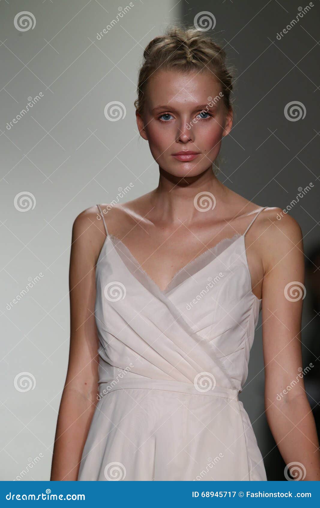 Ein Modell Geht Rollbahn an RollbahnShow 2016 Kelly Faetanini Bridal