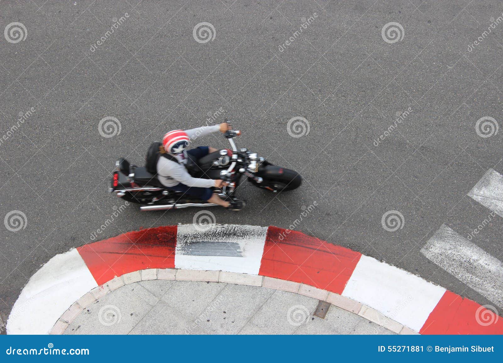 Ein Motorrad in Monaco. Ein Motorradfahrer auf einem Motorrad Draufsicht Monacos