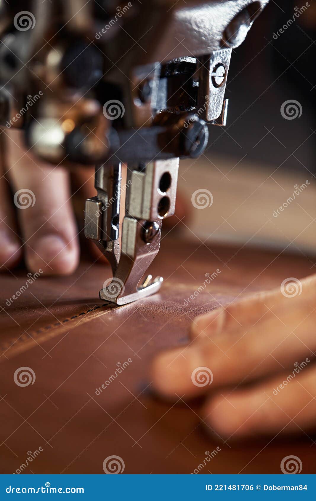 Nähmaschine / Leder nähen mit einer Nähmaschine Stock Photo