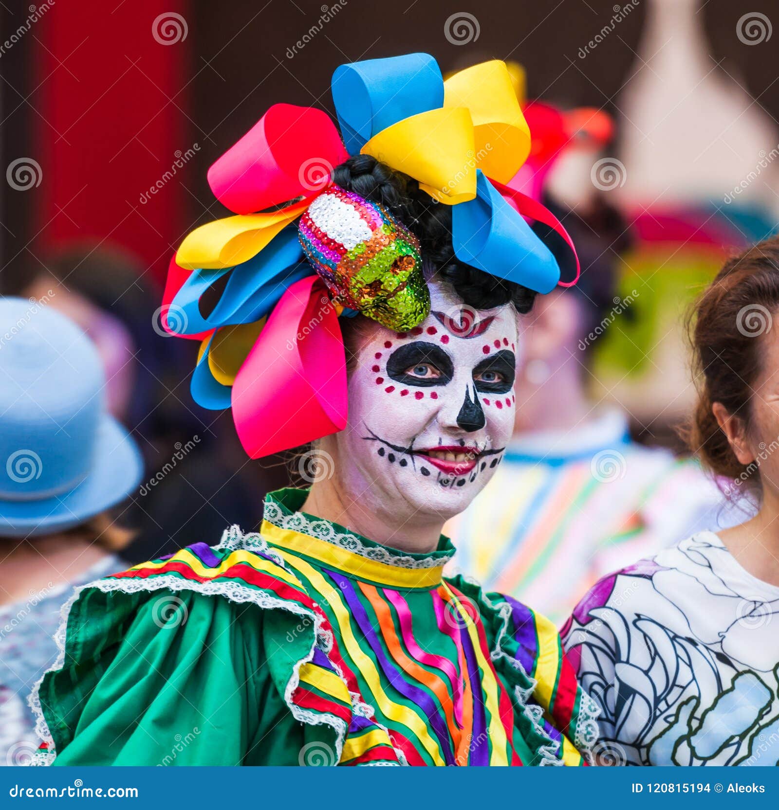 Ein Nationales Haus Fur Mexikanische Fans In Gostiny Dvor Feier Des Tages Der Toten Madchen Gekleidet Als Die Gottin Des Todes Redaktionelles Stockbild Bild Von Fur Todes 120815194