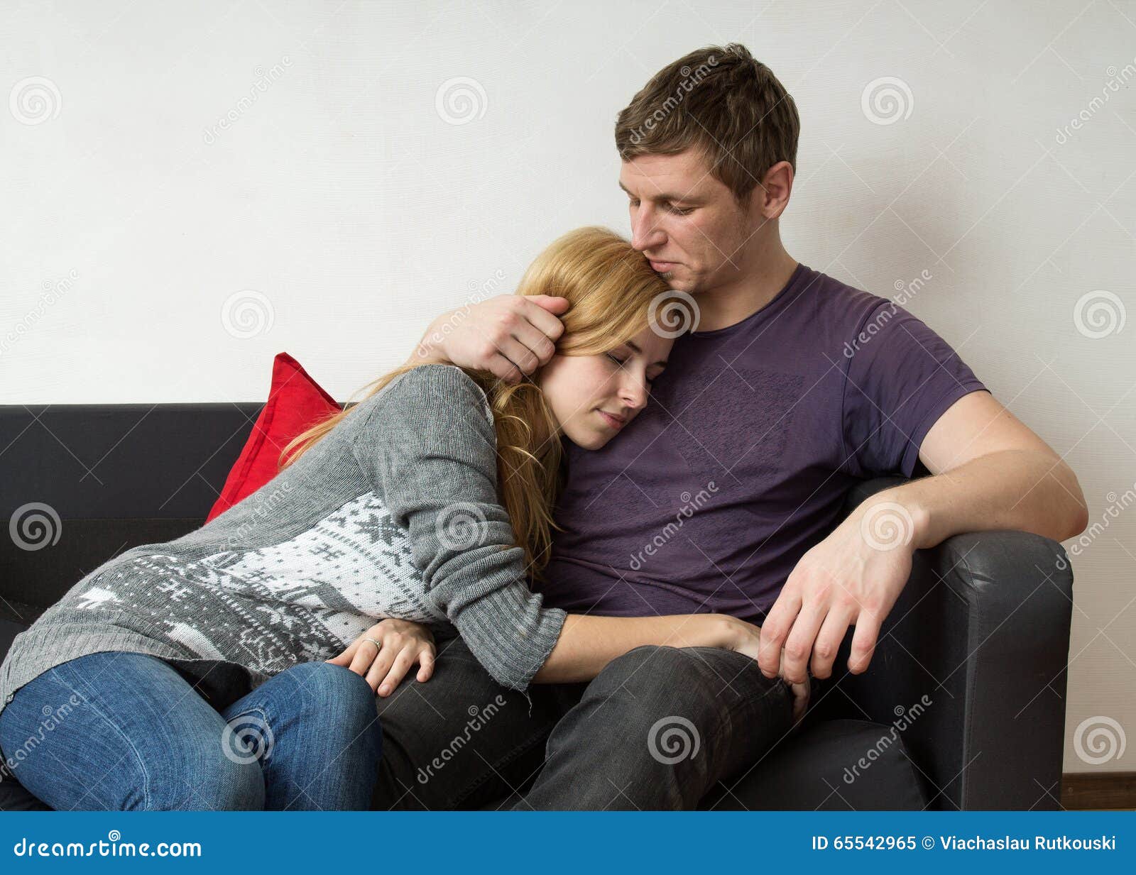 Ein Paar Sitzt Auf Dem Sofa Stockbild Bild Von Frau Haus 65542965