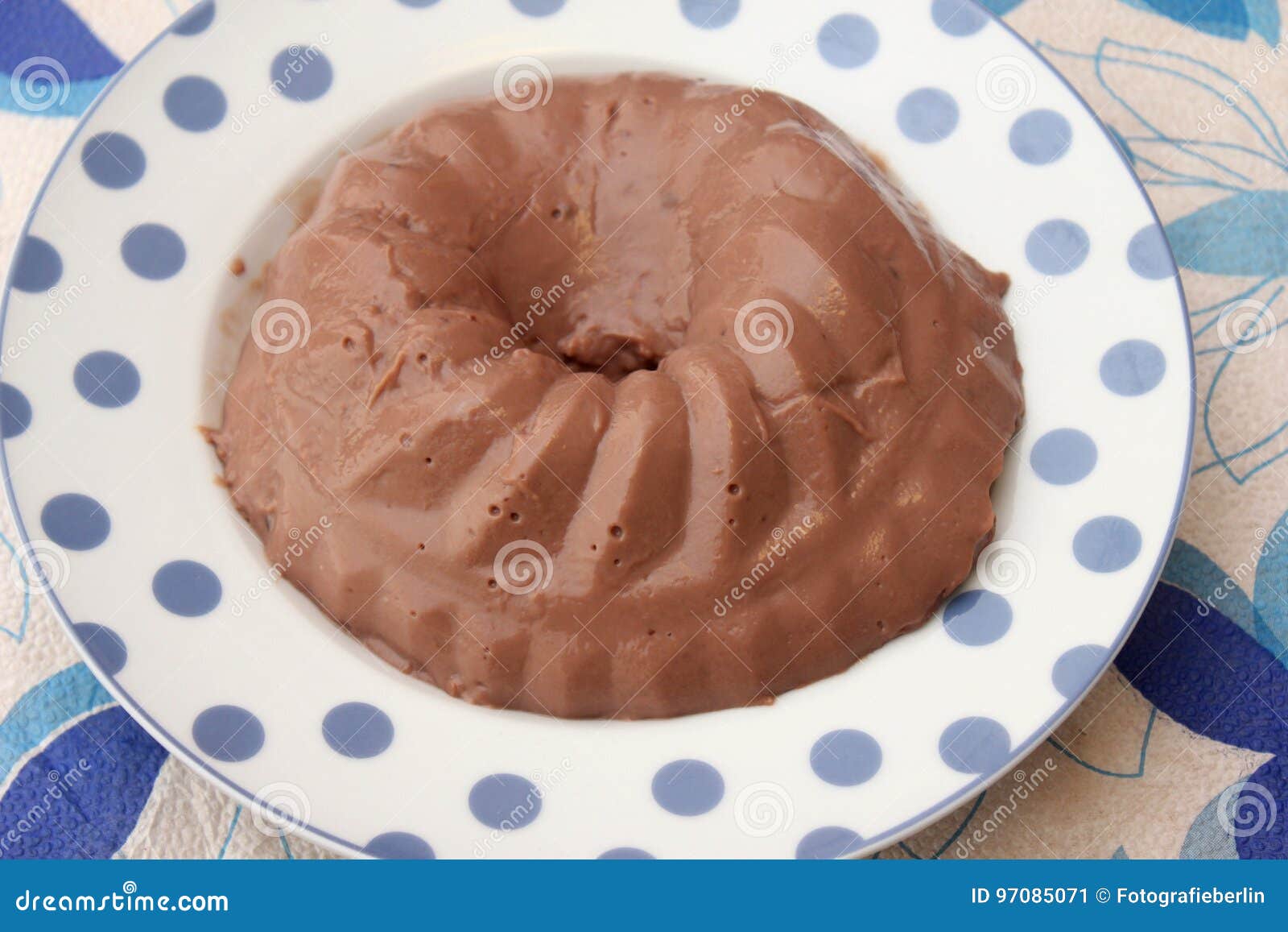 Ein Pudding mit Schokolade stockbild. Bild von zucker - 97085071