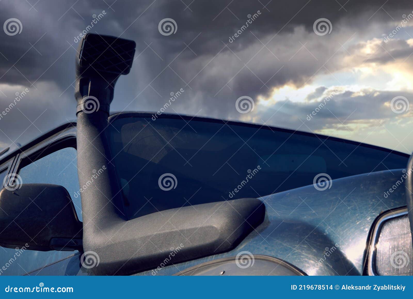 Ein Rohr Montiert Auf Einem 4x4 Offroad-Auto Gegen Einen Stürmischen  Himmel. Stockfoto - Bild von extrem, land: 219678514