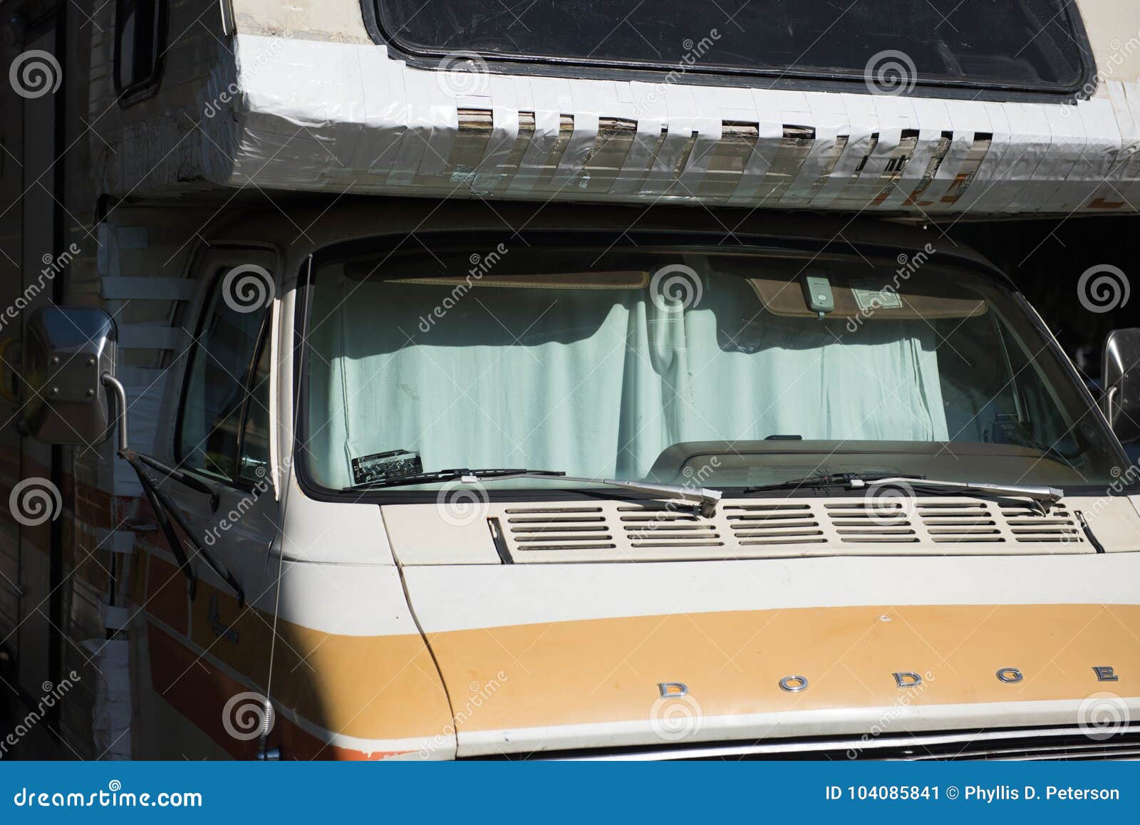 https://thumbs.dreamstime.com/z/ein-rv-mit-dem-vorhang-der-die-windschutzscheibe-bedeckt-bringt-f%C3%BCr-bucht-anwohner-ca-unter-104085841.jpg