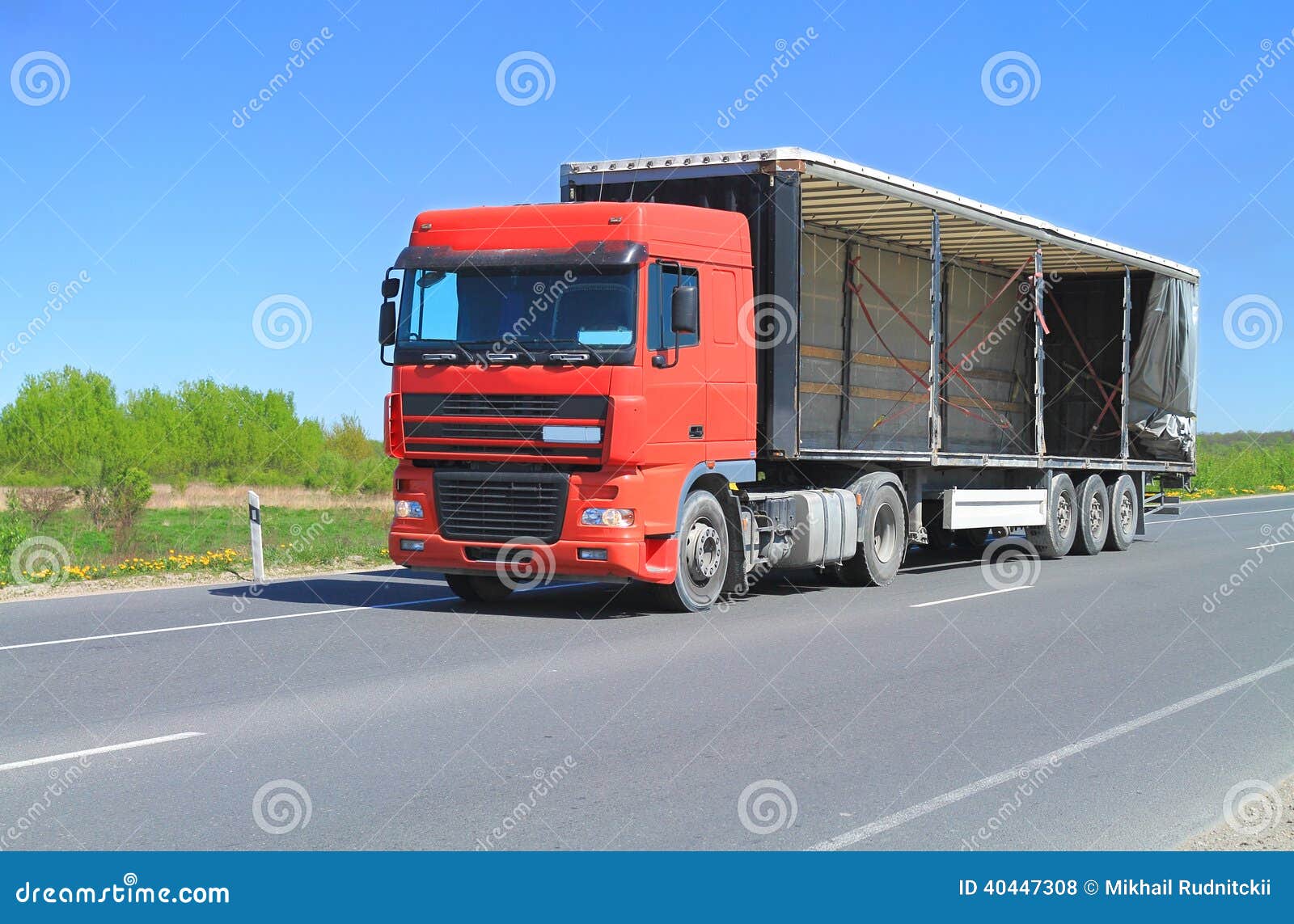 Ein Sattelzug-LKW Mit Einer Offenen Anhängermarkise Stockfoto - Bild von  land, geöffnet: 40447308