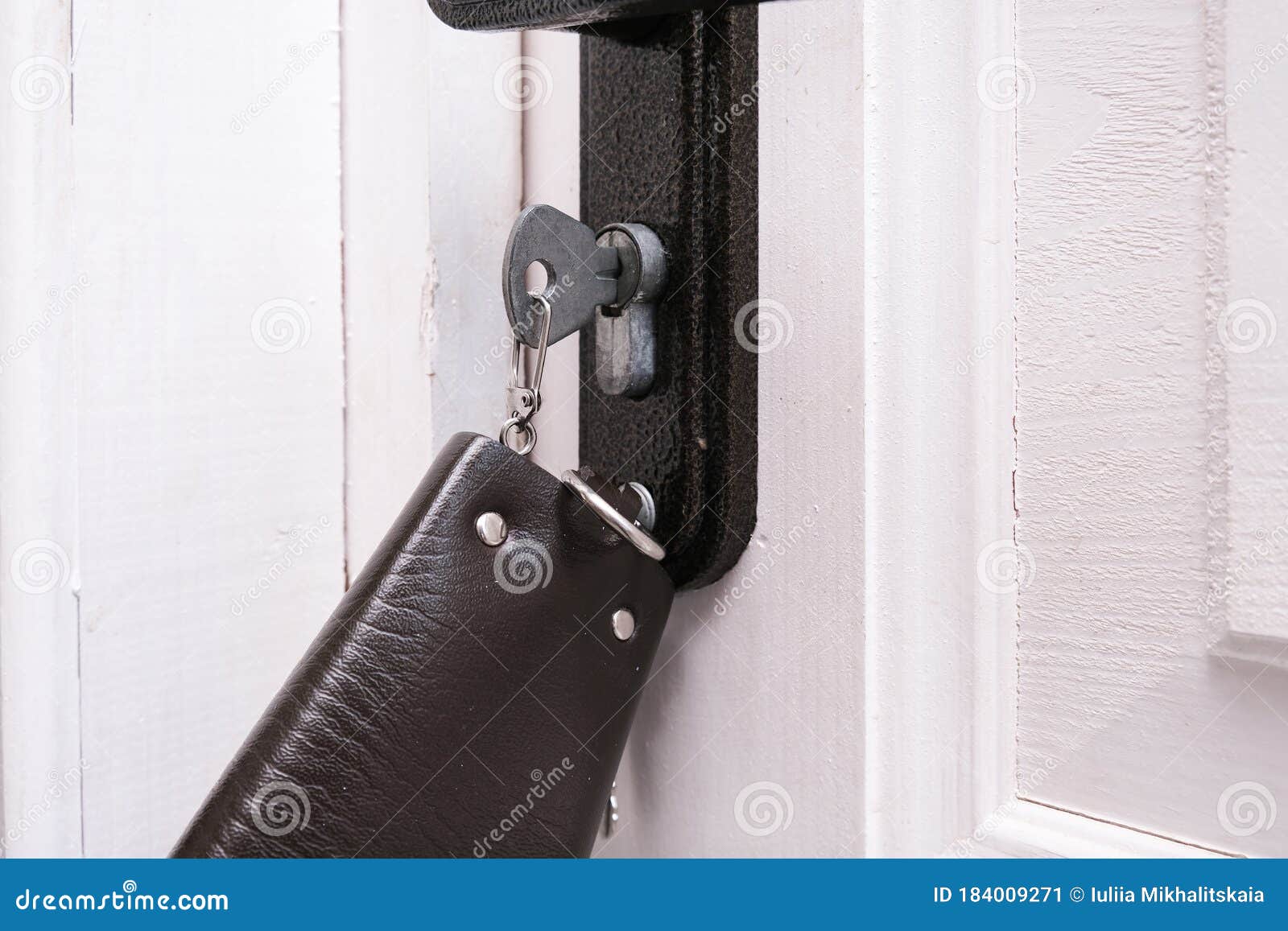 Ein Schlüsselbund Mit Einem Leder Schlüsselfall in Ein «Keyhole», Um Ein  Inländisches Wertpapier Der Weißen Holztür Zu öffnen Oder Stockbild - Bild  von wohnsitz, hand: 184009271
