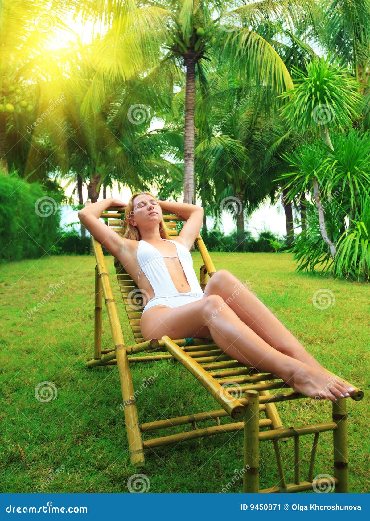 Ein Sonnenbad Nehmende Frau Stockbild Bild von
