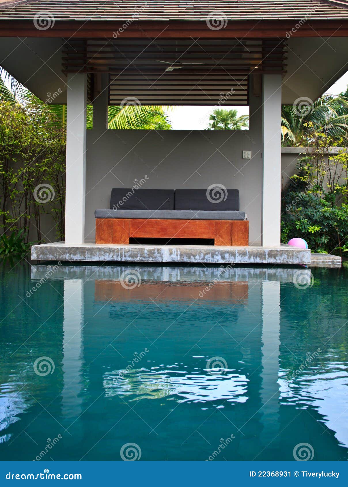 Ein Sonnenbad nehmende Stühle mit Swimmingpool. Ein Sonnenbad nehmende Stühle mit einem kristallenen Swimmingpool, Huahin Thailand