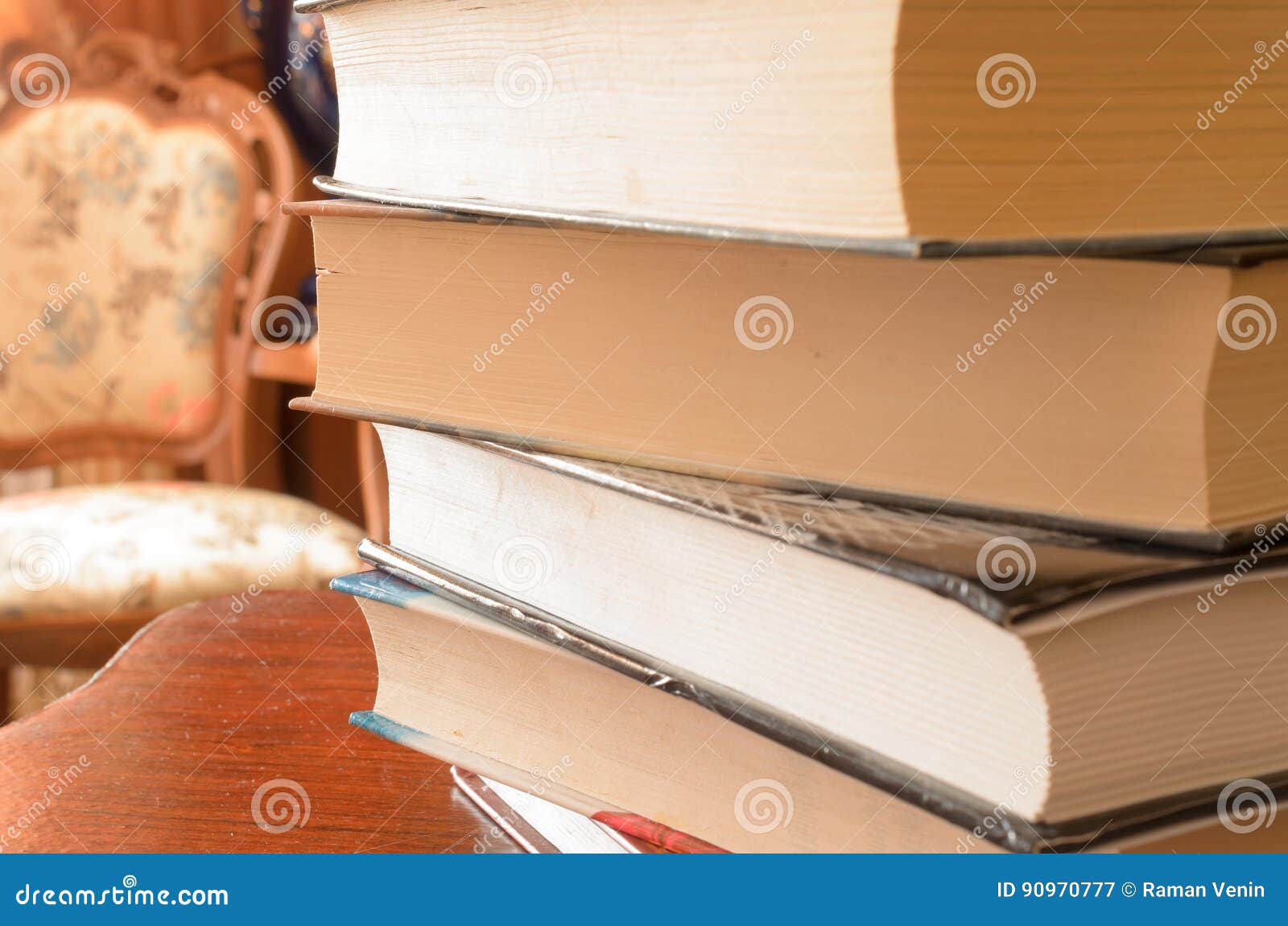 Ein Stapel Bücher auf dem Tisch in einer Haupteinstellung