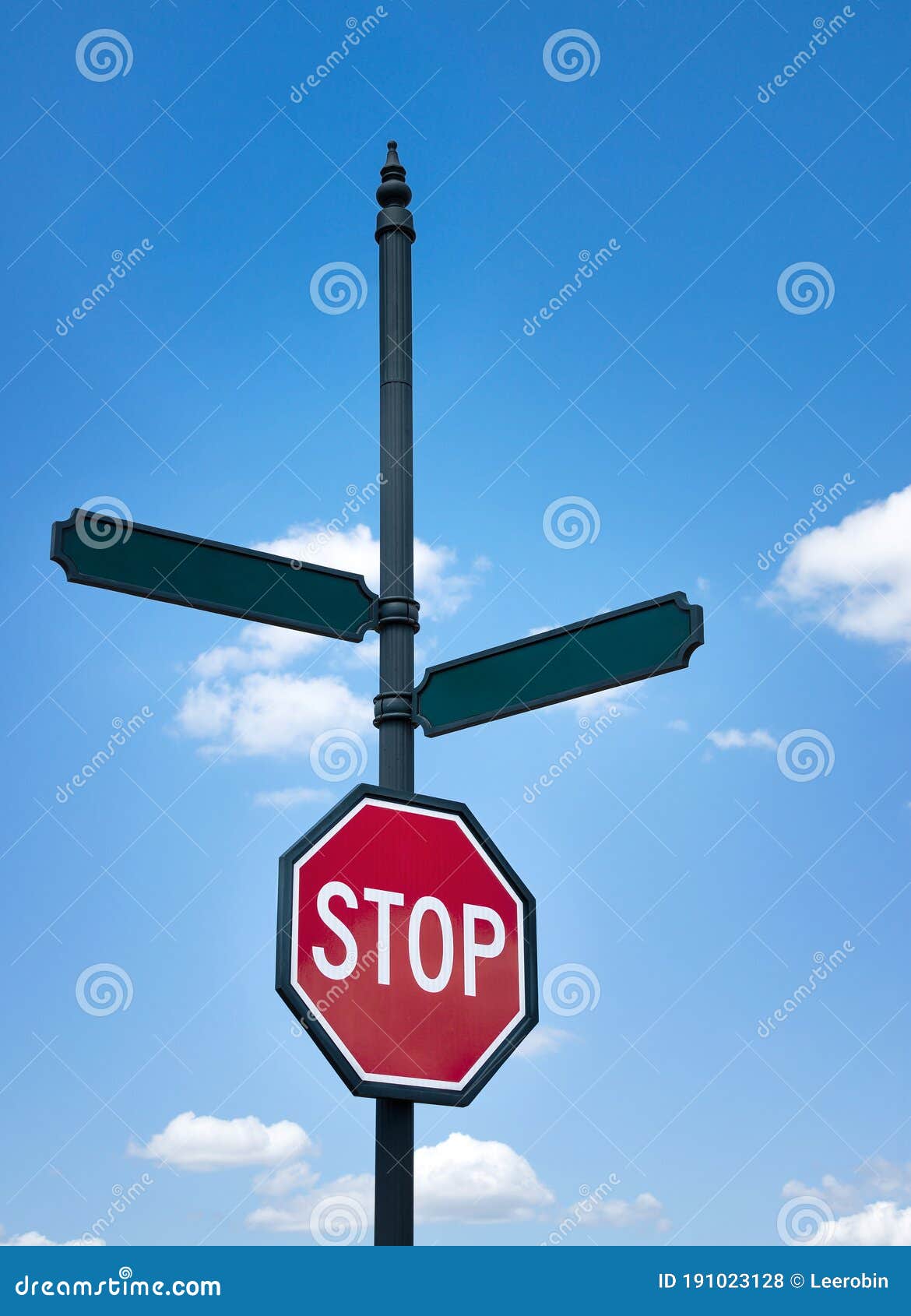 Ein Stoppschild Und Zwei Leere Straßenschilder Gegen Blauen Himmel Und  Weiße Wolken Stockfoto - Bild von lenkung, entscheiden: 191023128