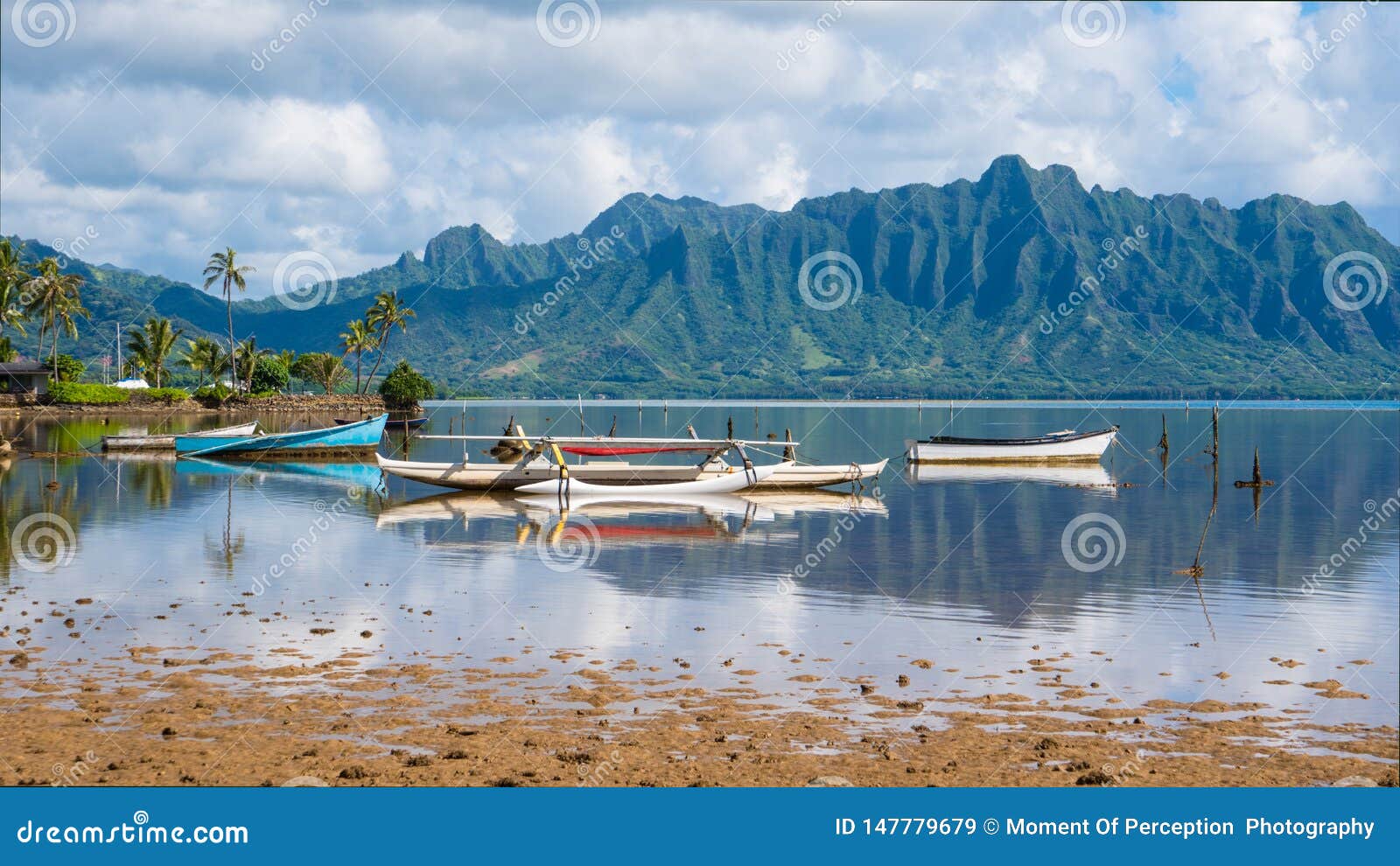 Ein Tag auf der Bucht. Ein ruhiger Tag auf Kaneohe-Bucht, Oahu, Hawaii mit Auslegerkanus, Bergen und Palmen