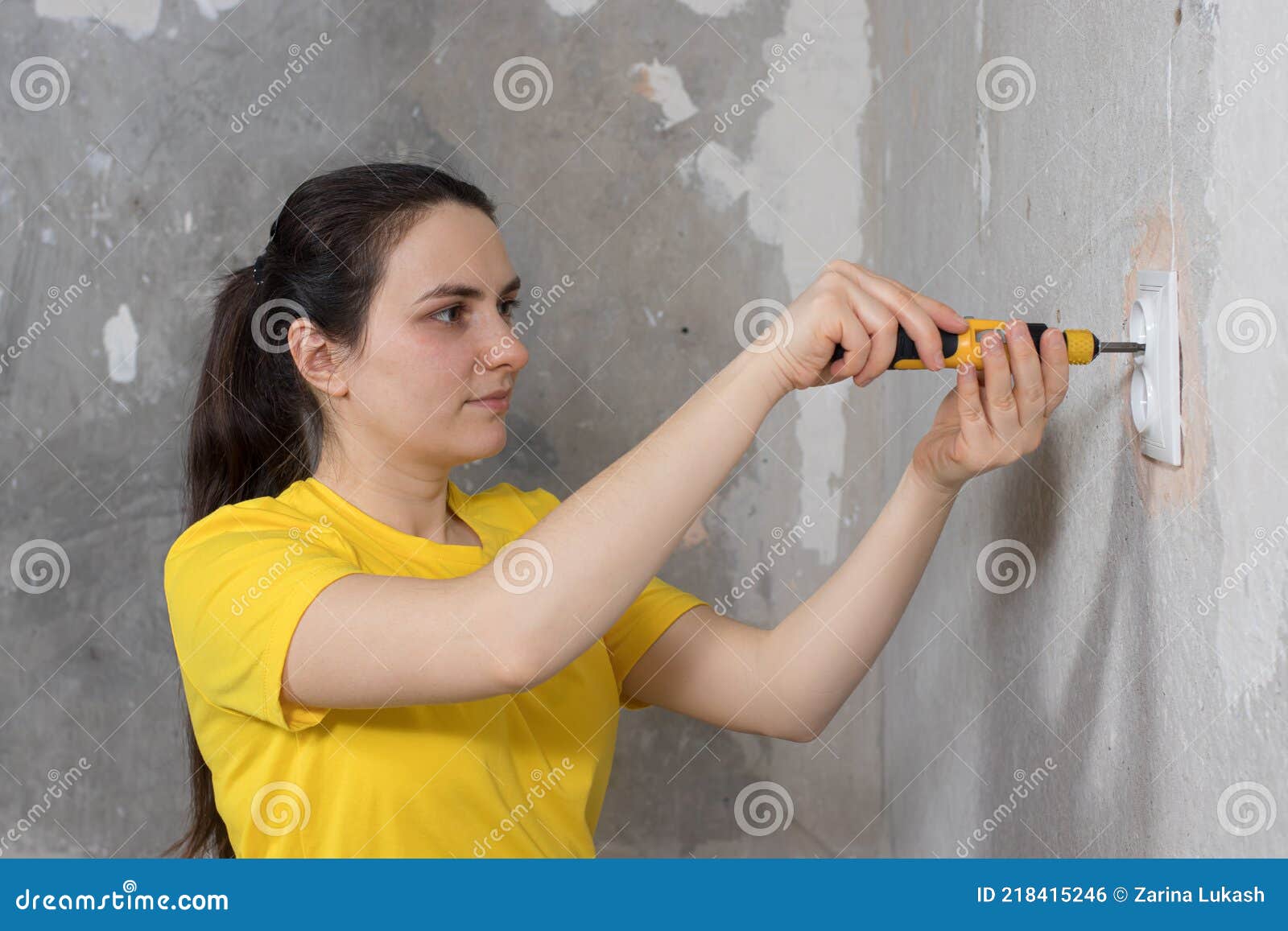 Ein Weiblicher Reparaturwerker Schraubt Eine