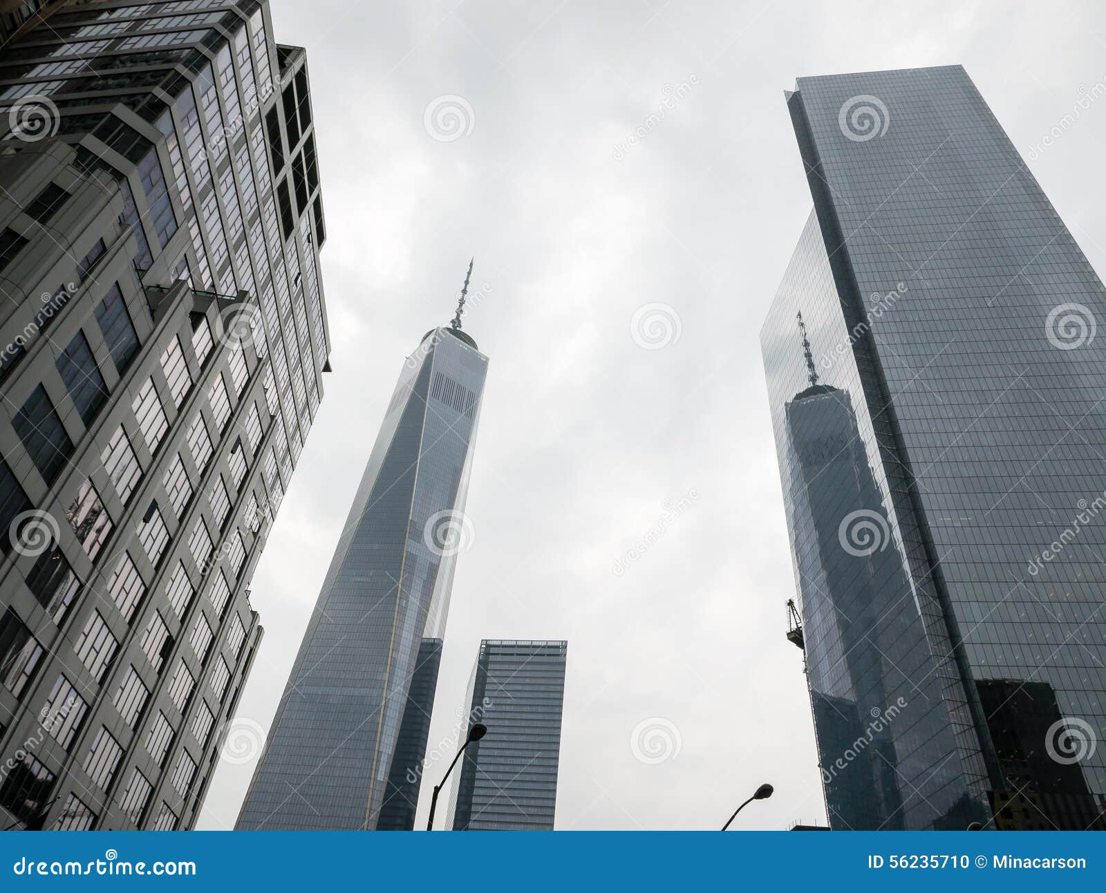 Ein World Trade Center reflektiert im nahe gelegenen Glas-überzogenen Highrise. New York, NY, am 16. Juni 2015: Ein World Trade Center und seine Reflexion im nahe gelegenen Glas-überzogenen Highrise im Lower Manhattan