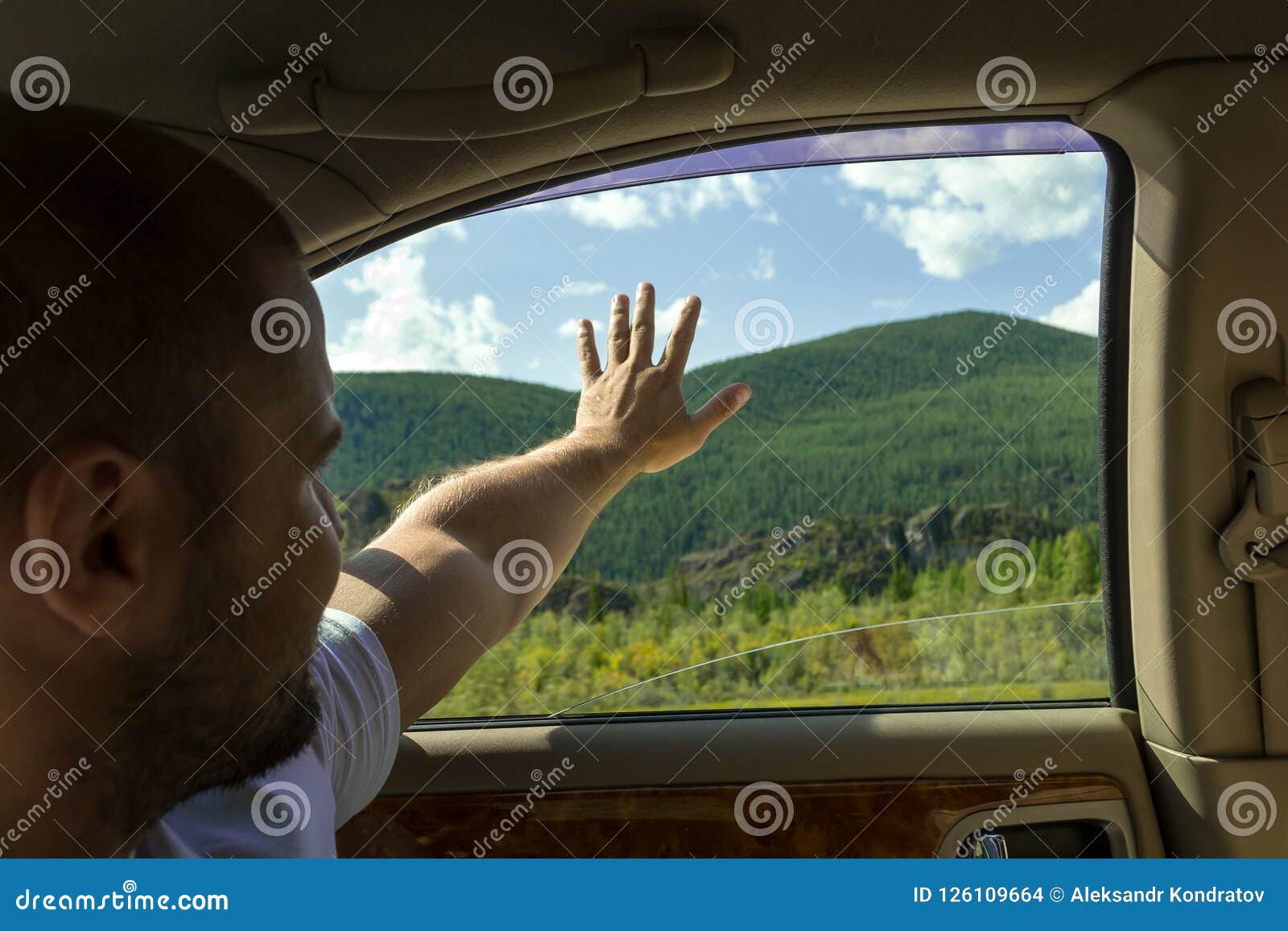 Eine Ansicht Vom Auto ` S Innenraum Zum Mann, Der Im Hinteren S Sitzt  Stockfoto - Bild von sommer, leute: 126109664