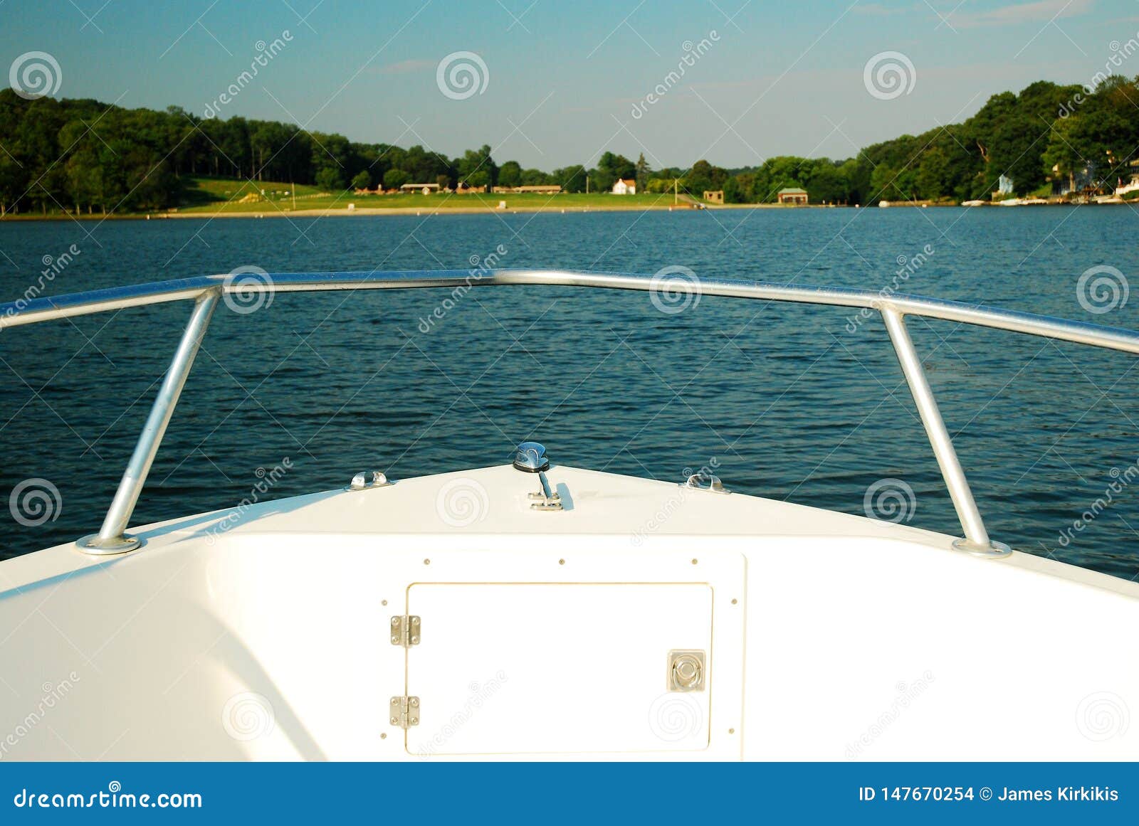 Eine Ansicht vom Bogen eines Bootes eines sonnigen Tages auf See Hopatcong, New-Jersey