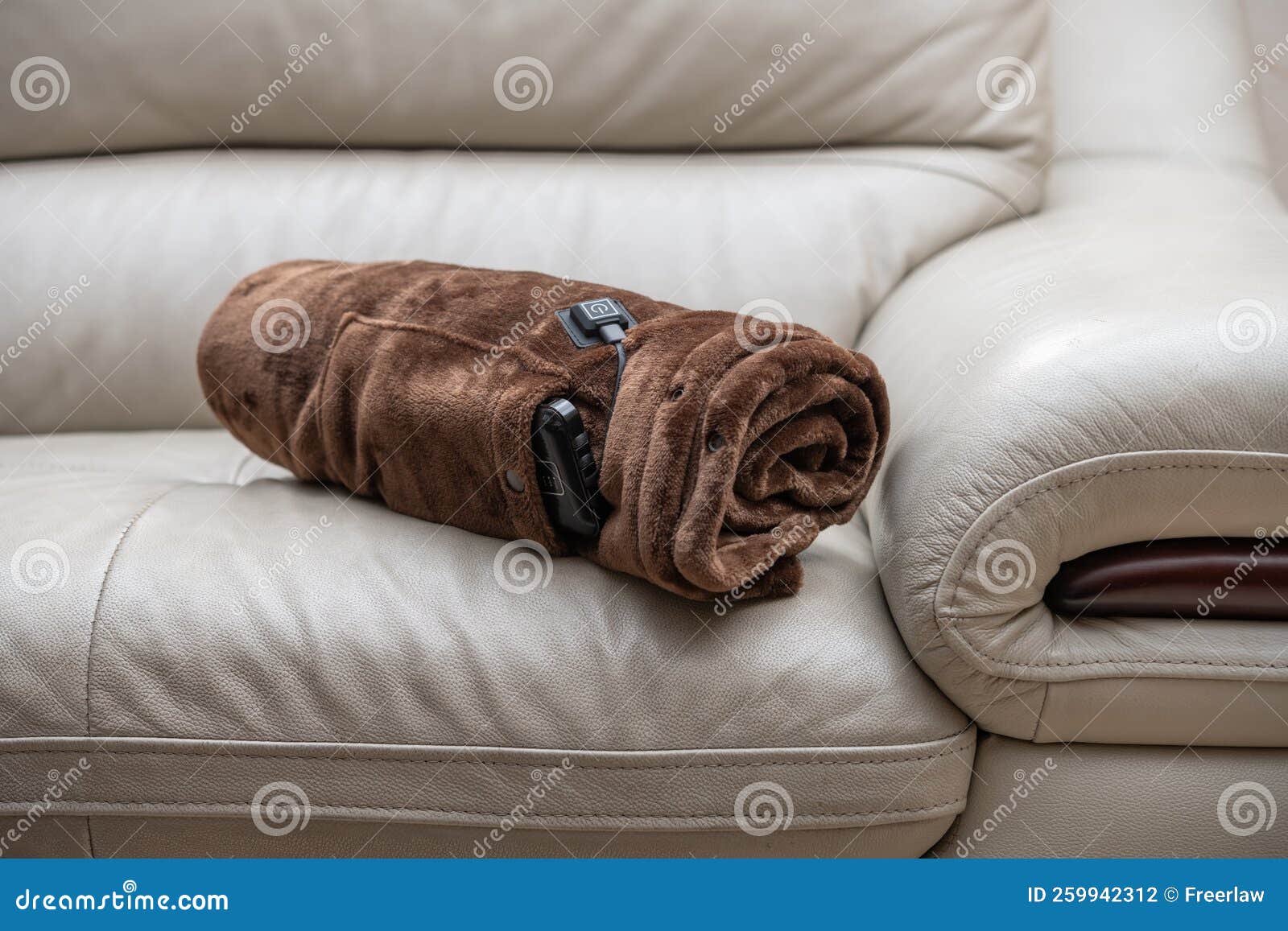 https://thumbs.dreamstime.com/z/eine-aufgerollte-elektrische-decke-mit-tragbarem-ladeger%C3%A4t-als-stromversorgung-auf-einem-sofa-elektrodecke-259942312.jpg