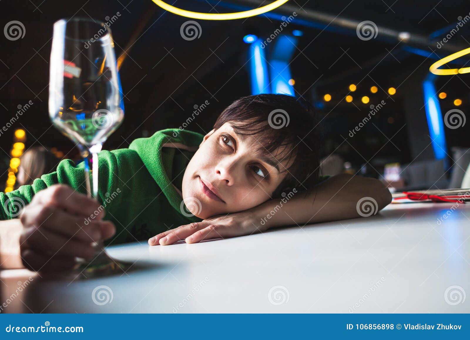 Eine Betrunkene Frau Sitzt an Einem Tisch Stockfoto - Bild von ...