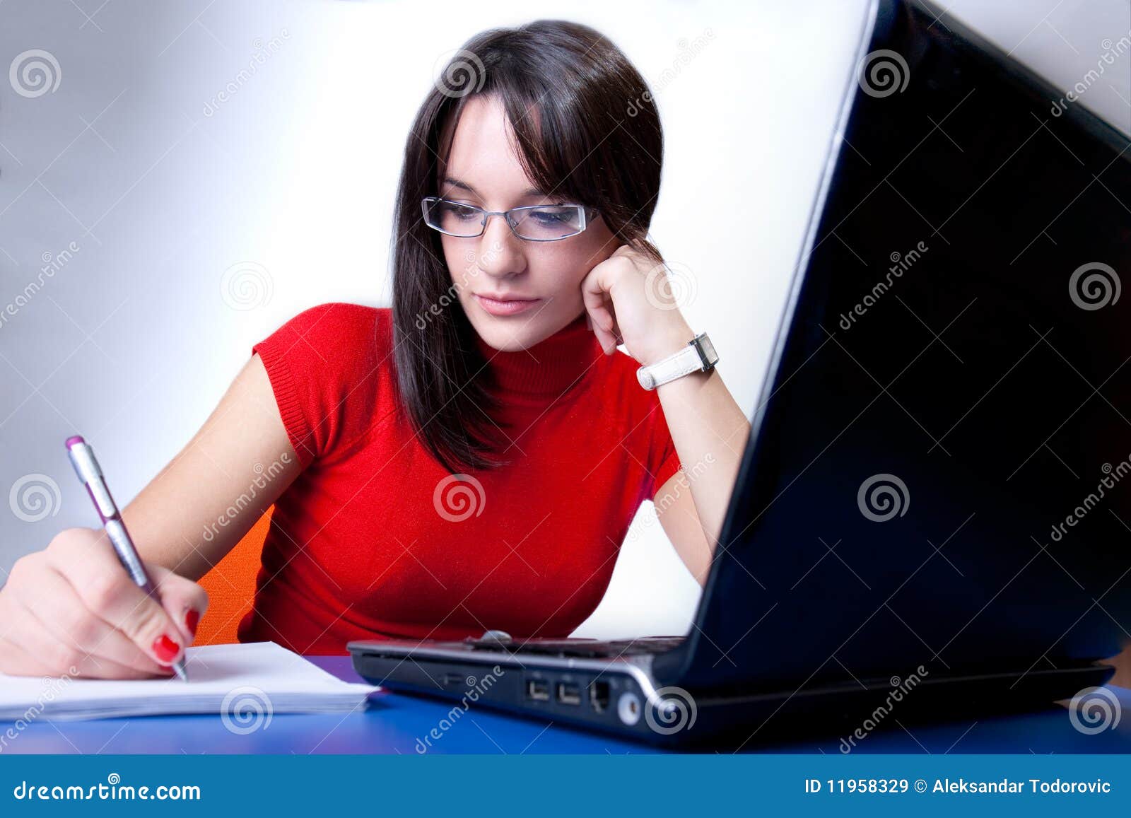 Eine entzückende Geschäftsfrau, die an ihrem Schreibtisch arbeitet. Portrait einer entzückenden Geschäftsfrau, die an ihrem Schreibtisch mit einem Laptop arbeitet.