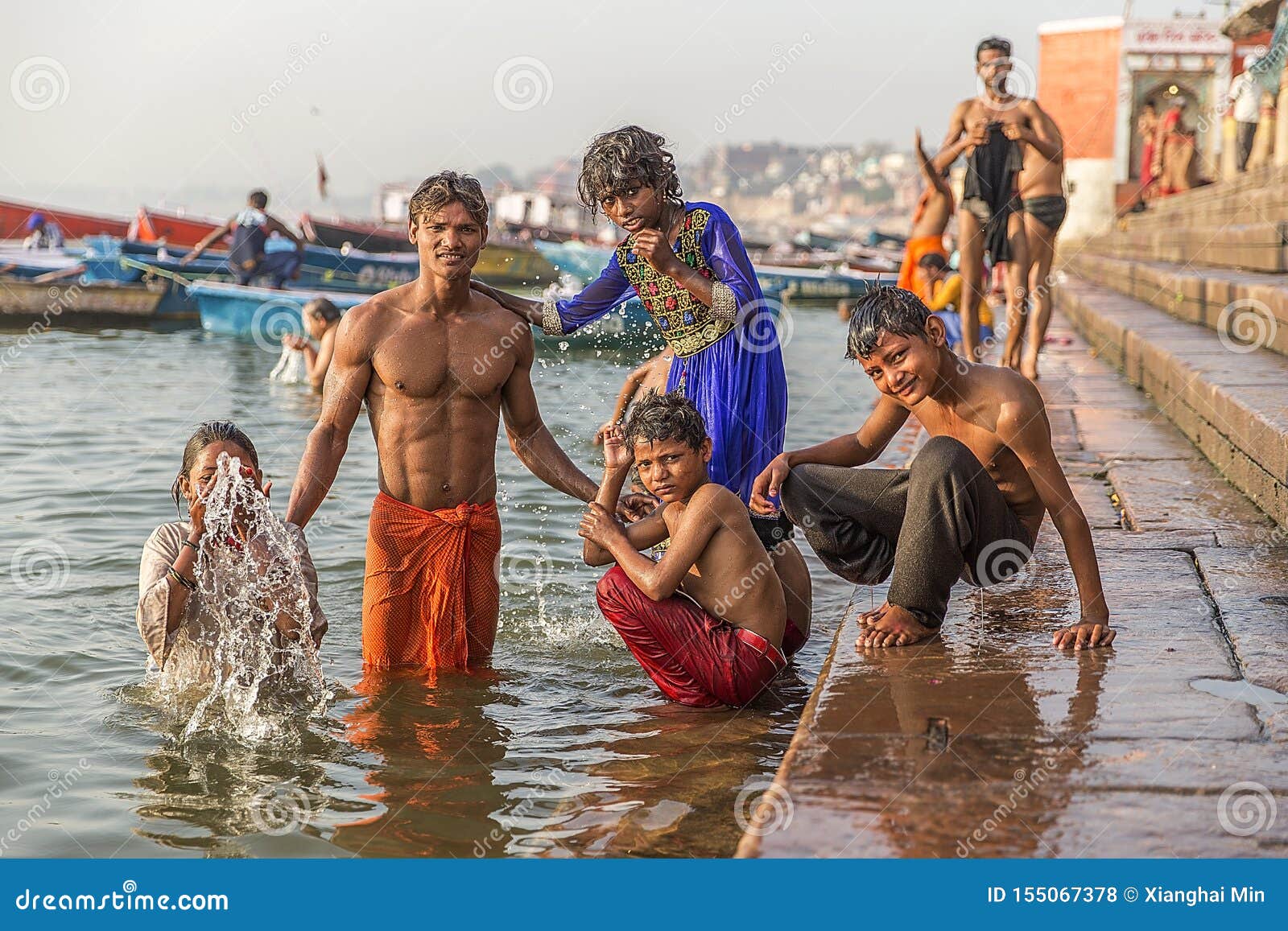 Eine Familie Die Im Ganges Badet Redaktionelles Stockfoto Bild Von Gang Wäsche 155067378