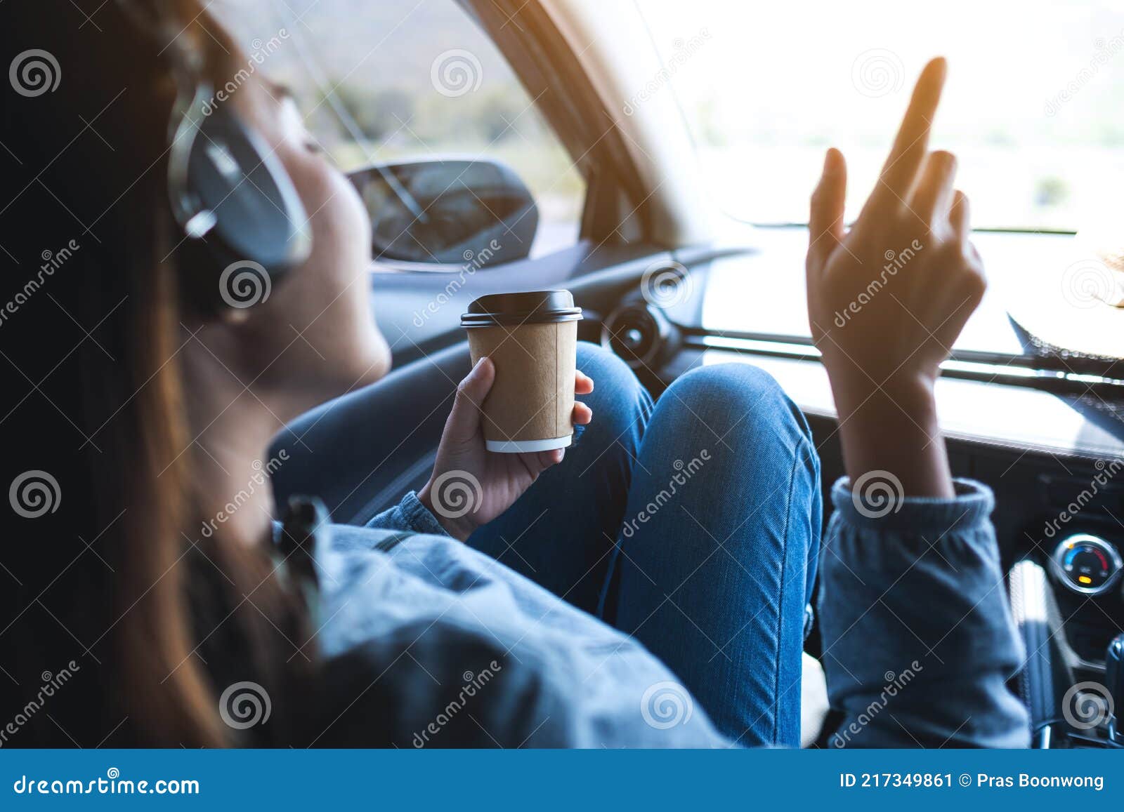 Eine Frau Mit Kopfhörer Genießen Musik Hören Und Kaffee Trinken Im Auto  Stockbild - Bild von fahrer, person: 217349861