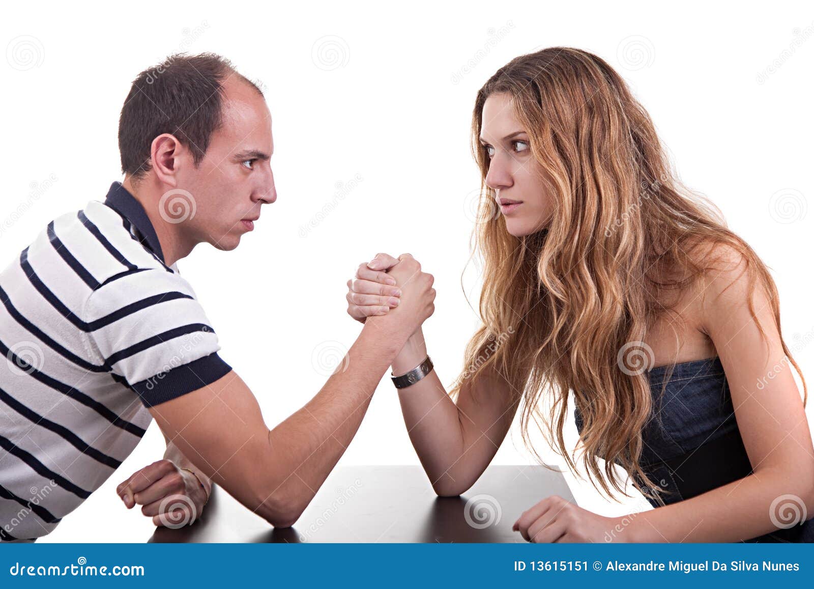 Frau gegen mann armdrücken