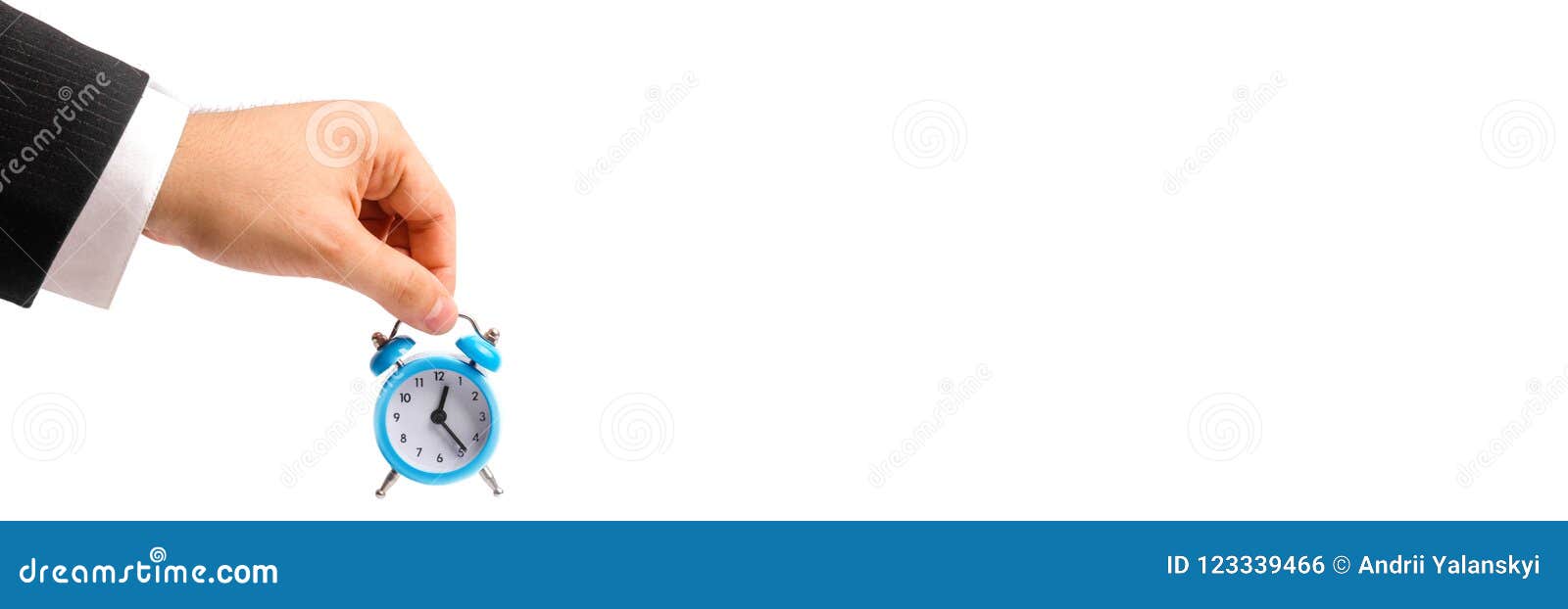 Eine Geschäftsmann ` s Hand hält einen blauen Wecker auf einem weißen Hintergrund Konzept des Flusses der Zeit, Zeit zur Aktion Stündlicher Lohn für Arbeit Spät für Arbeit und Aufenthalt für Teilzeitarbeit Zeit ist Geld fahne