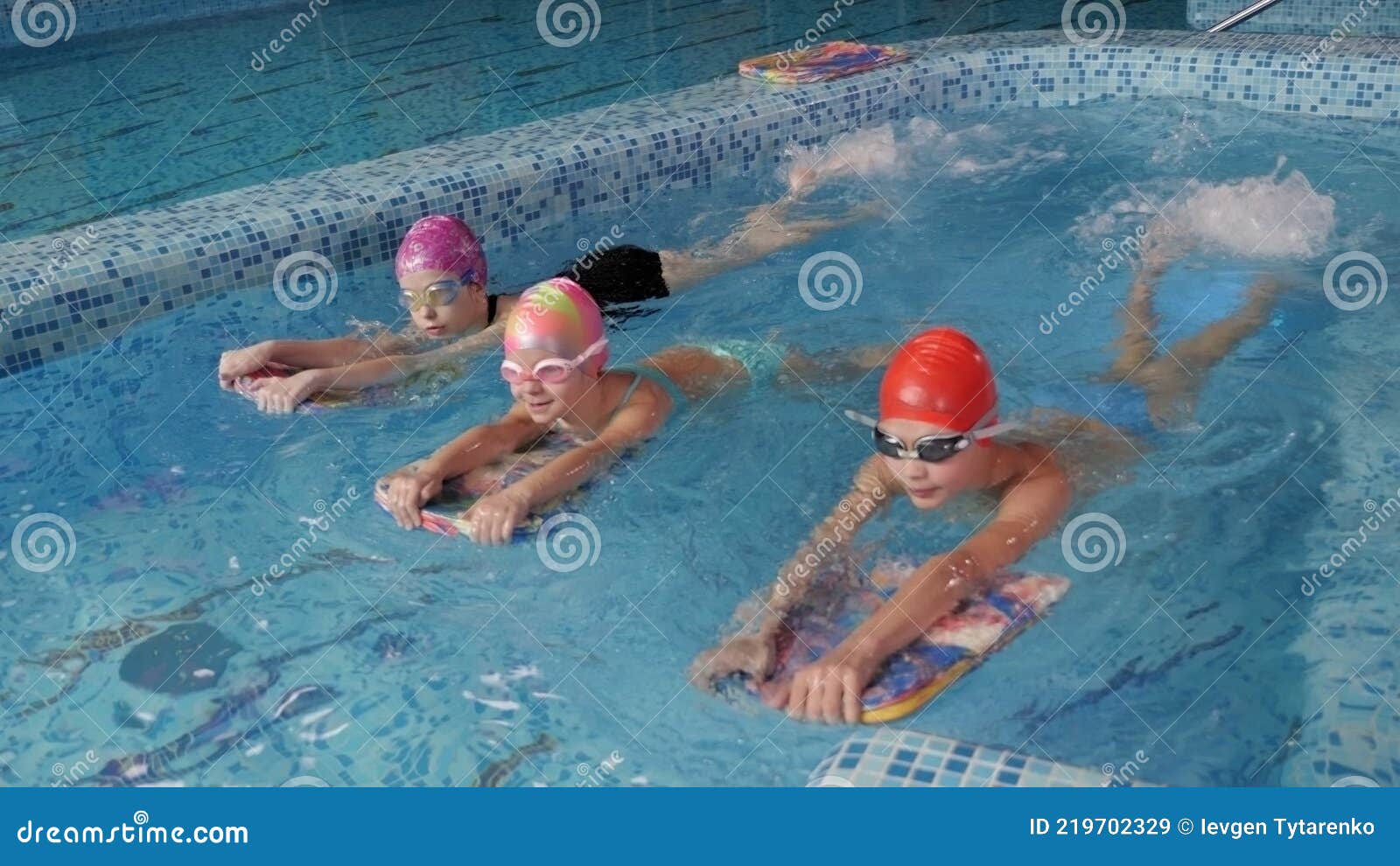 Eine Gruppe Von Kindern in Schwimmkappen Bei Einer Schwimmstunde in Einem Hallenbad
