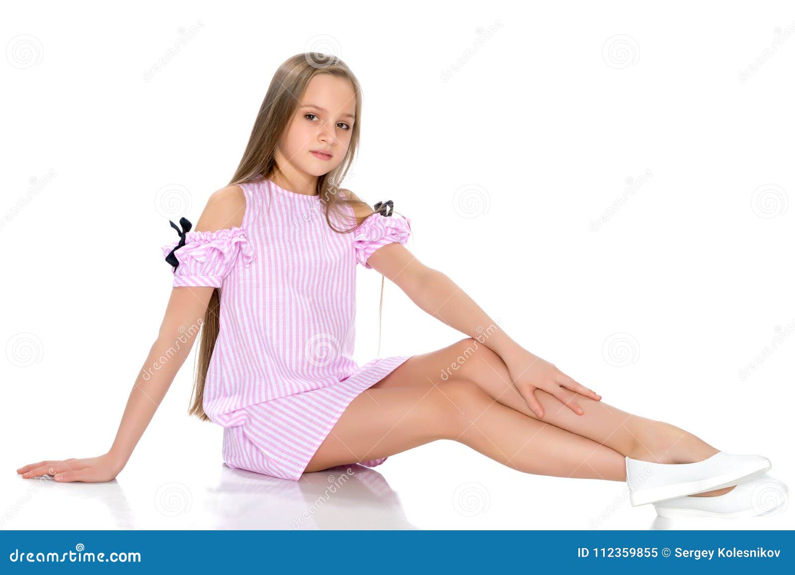 Eine Jugendliche Sitzt Auf Dem Boden Stockbild - Bild von ...