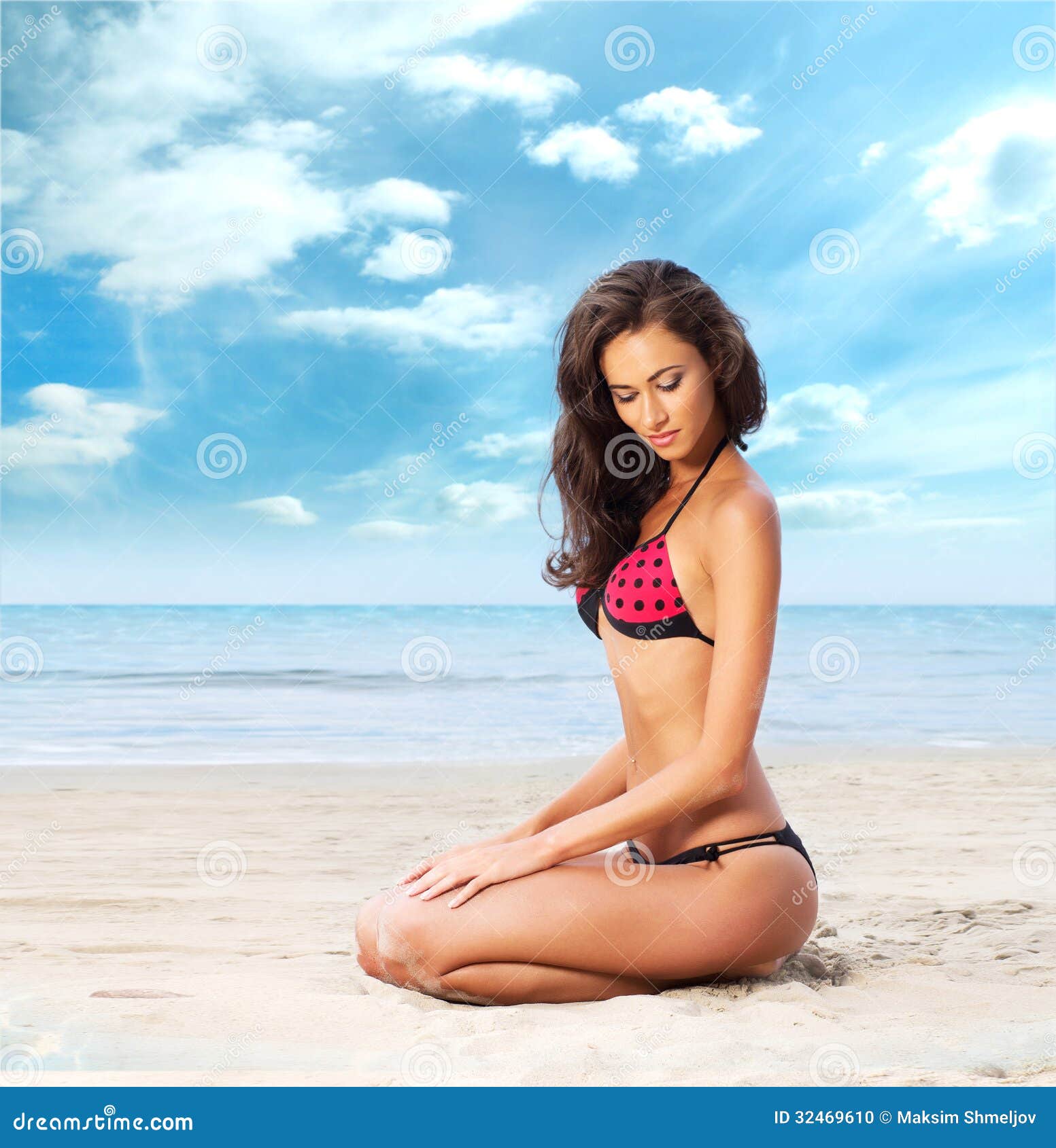 Eine Junge Brunettefrau In Einem Roten Badeanzug Auf Dem Strand Stockfoto Bild Von Gesundheit