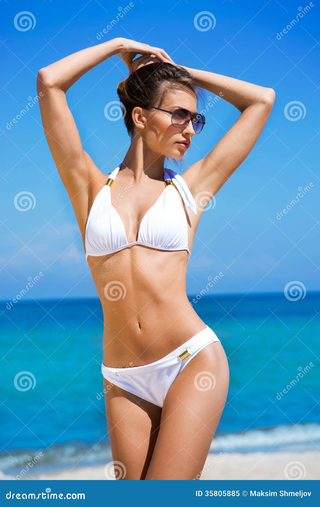 Eine Junge Brunettefrau In Einem Weißen Badeanzug Auf Dem Strand Stockbild Bild Von Attraktiv