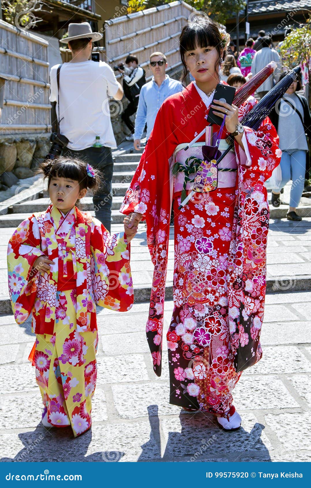 Eine Junge Japanische Mutter Mit Einer Kleinen Tochter Im Hellen Kimono Redaktionelles Bild Bild Von Tuch Kostum 99575920