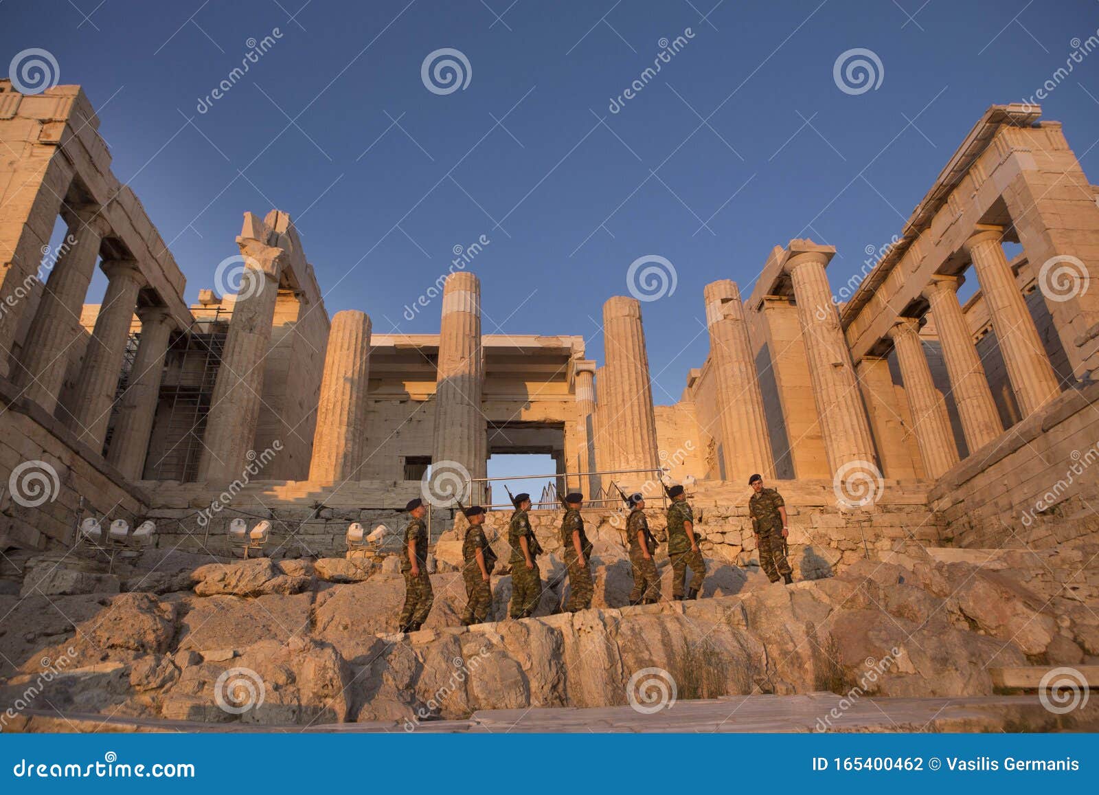 Eine Kleine Gruppe Von Soldaten Marschiert Auf Der Akropolis Von Athen Redaktionelles Stockfotografie Bild Von Akropolis Athen