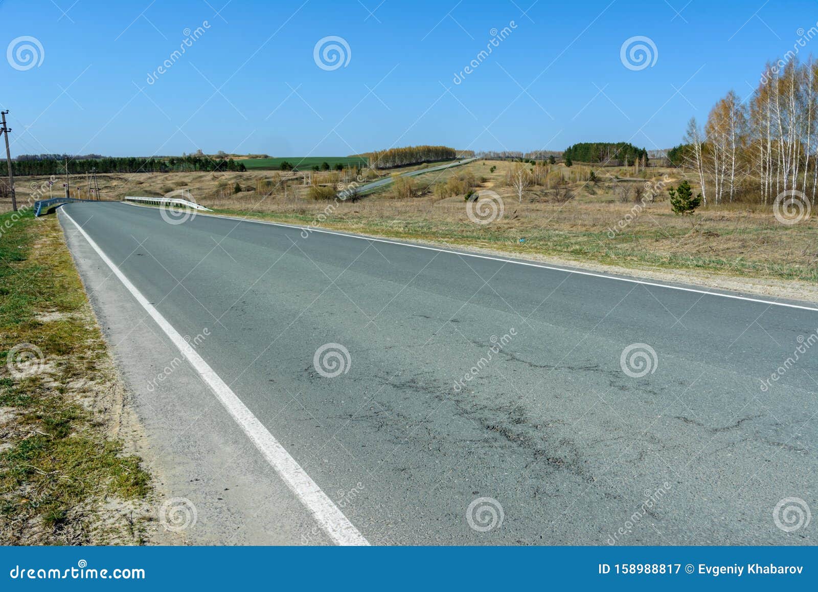 Eine Kurvenreiche Autobahn Die Sich In Die Ferne Erstreckt Vor Dem Hintergrund Einer Wunderschonen Fruhlingslandschaft Felder Stockbild Bild Von Kurvenreiche Fruhlingslandschaft